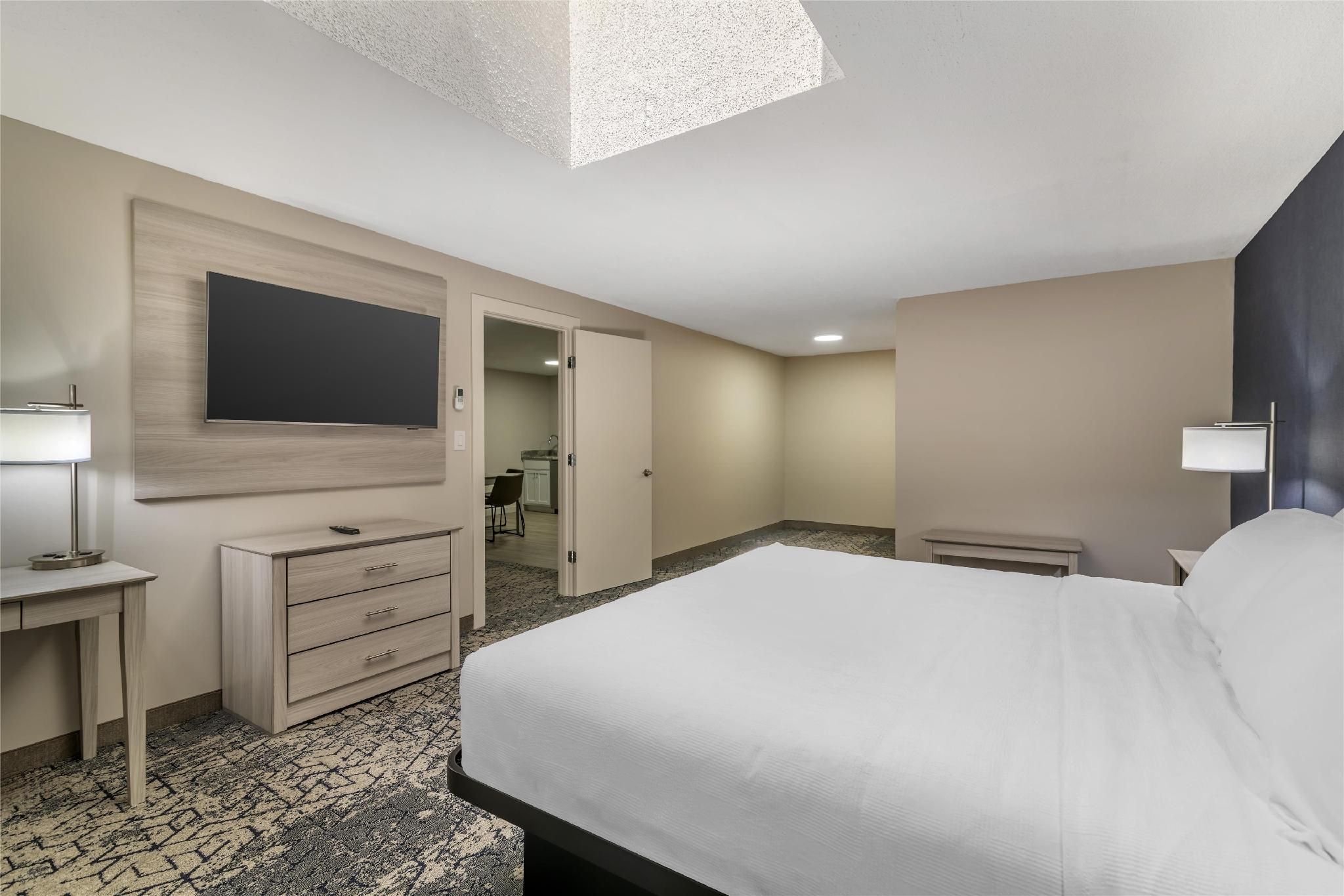 Accessible - Suite 1 King Bed, Mobility Accessible, Roll In Shower, Separate Bedroom, Sofabed For On