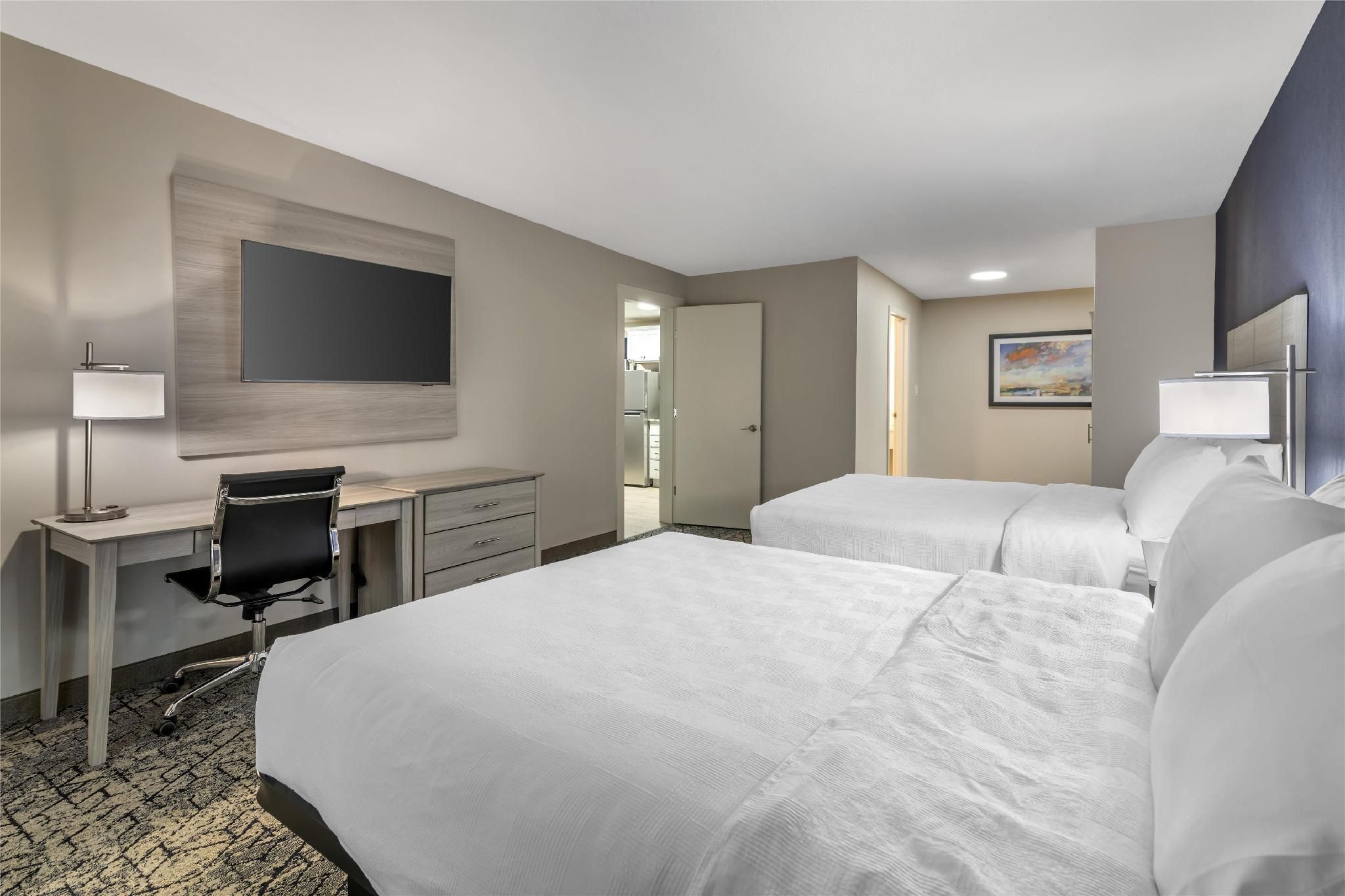 Suite-2 Queen Beds, Non-smoking, Separate Bedroom, Sofabed For One Person, 2 Flat Screen Tvs, Kitche
