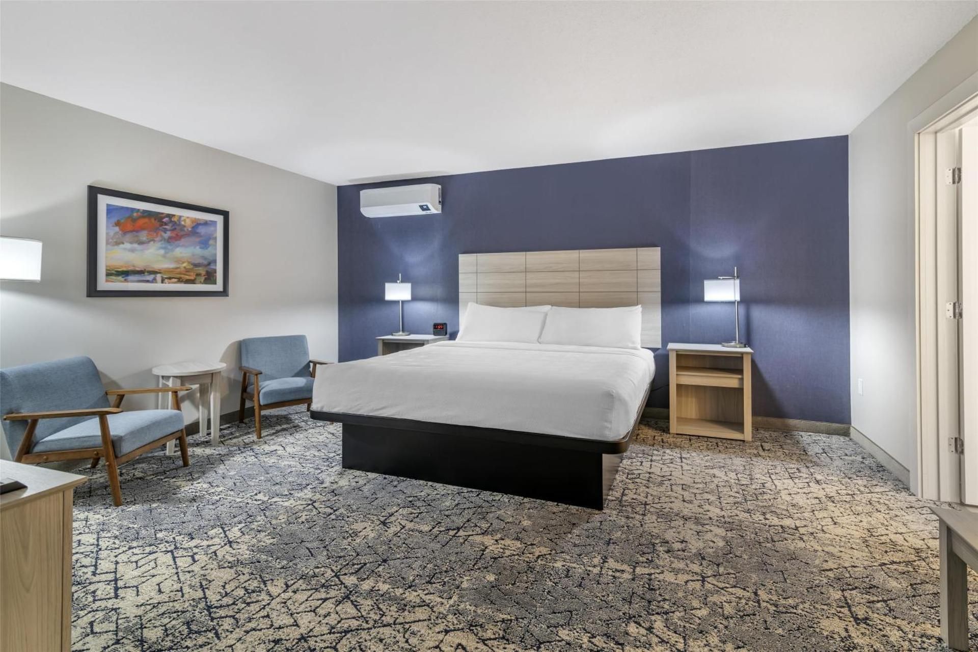 One-Bedroom King Suite with Soaker Tub