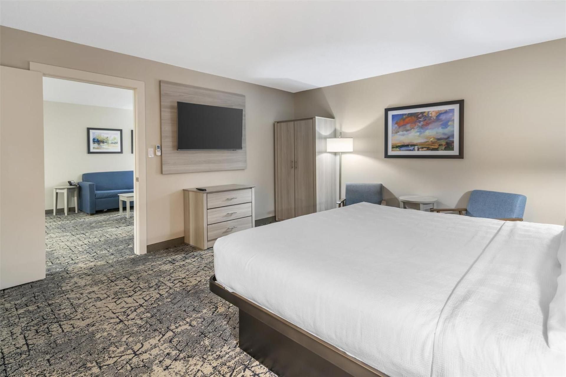 One-Bedroom King Suite with Soaker Tub