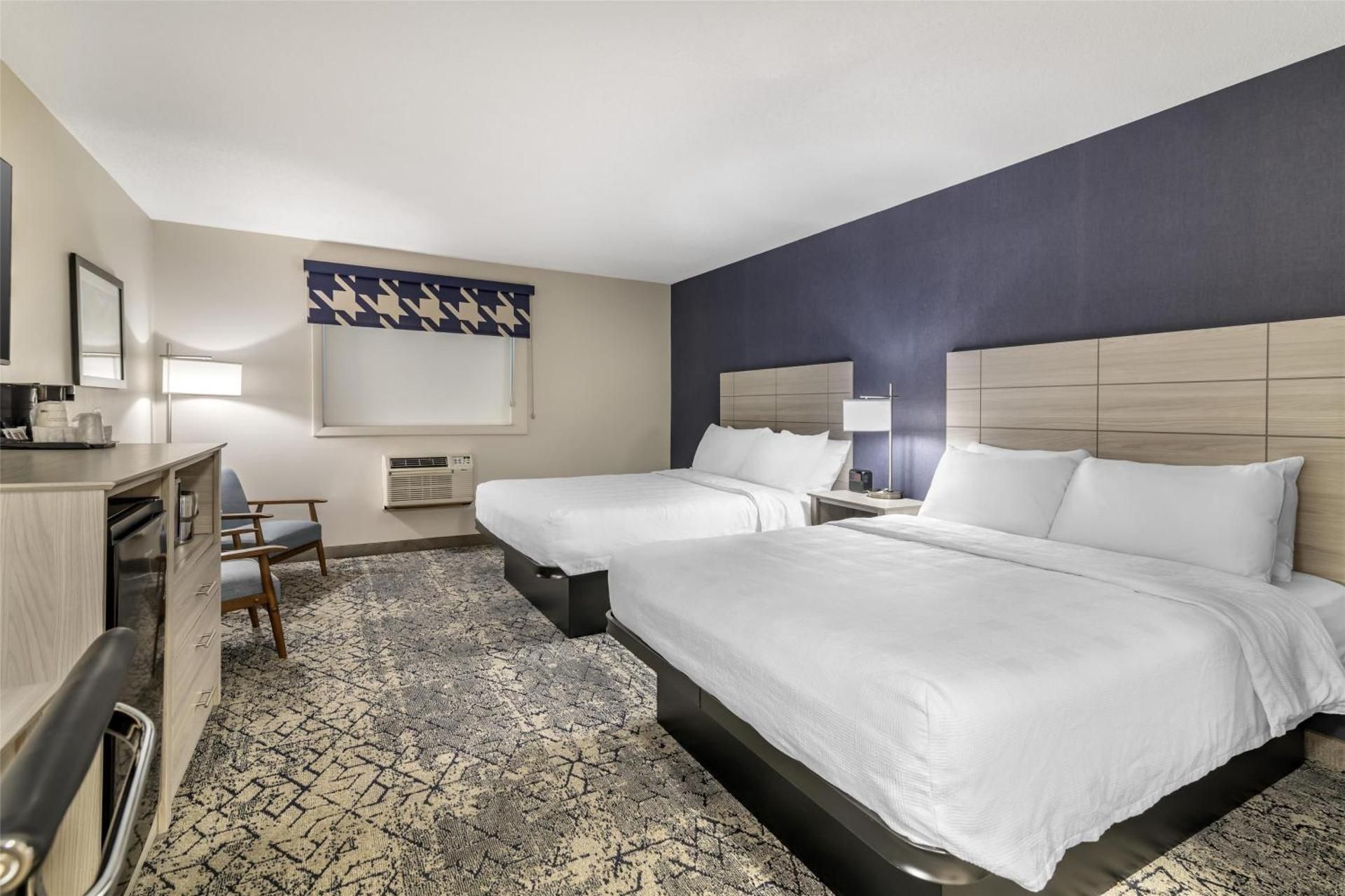 Queen Room with Two Queen Beds and Bath Tub - Disability Access