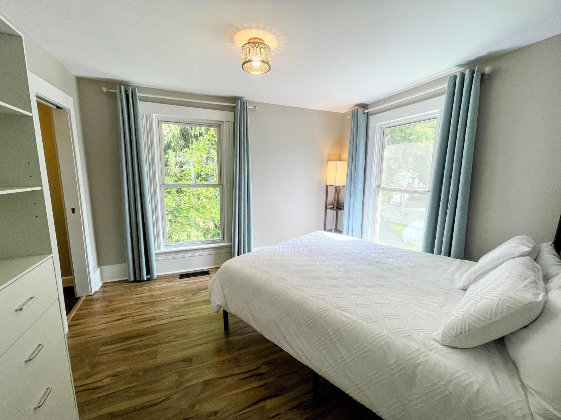 Standard Queen Room