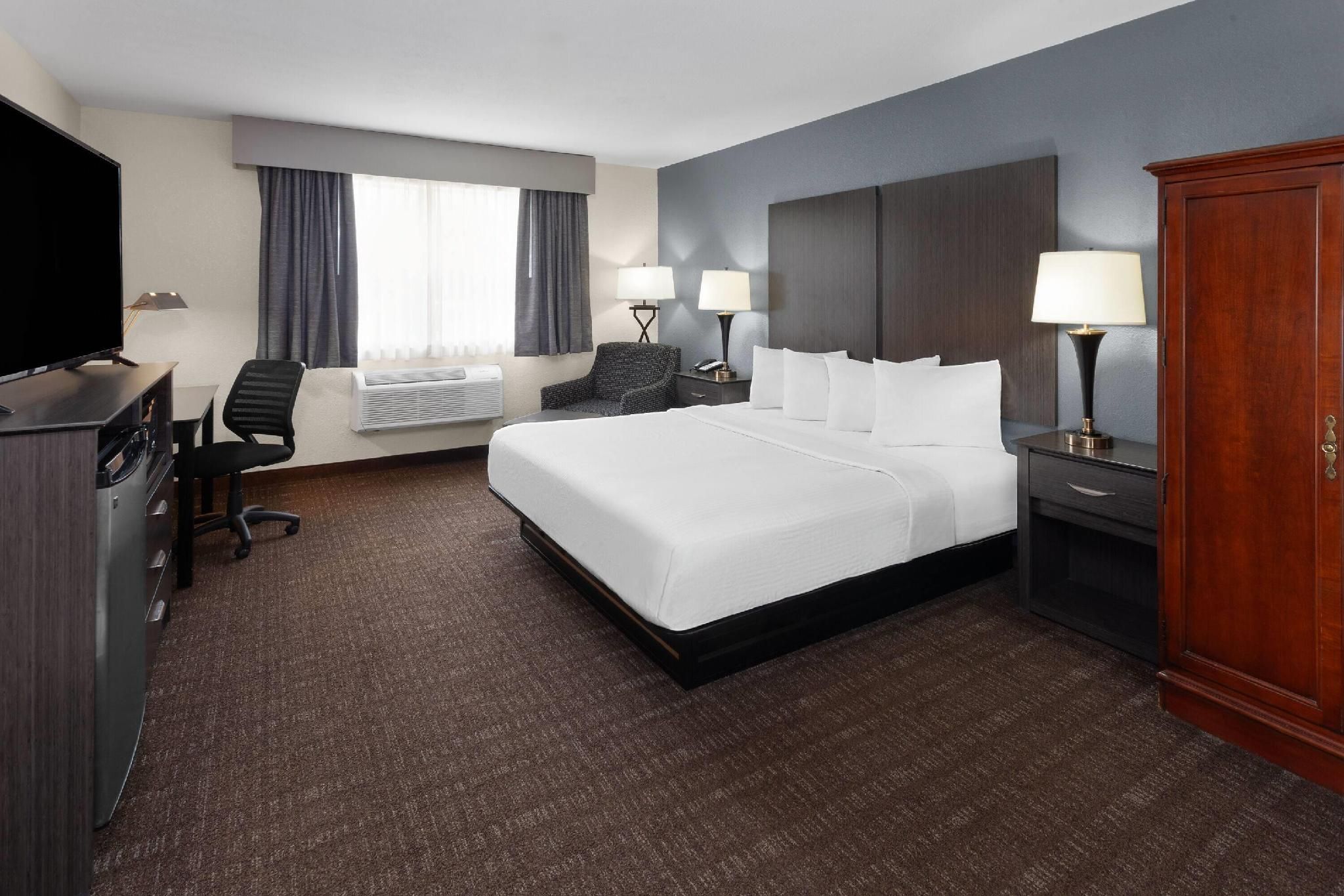 1 King Bed, Mobility/Hearing Accessible Room, Bathtub w/ Grab Bars, Non-Smoking