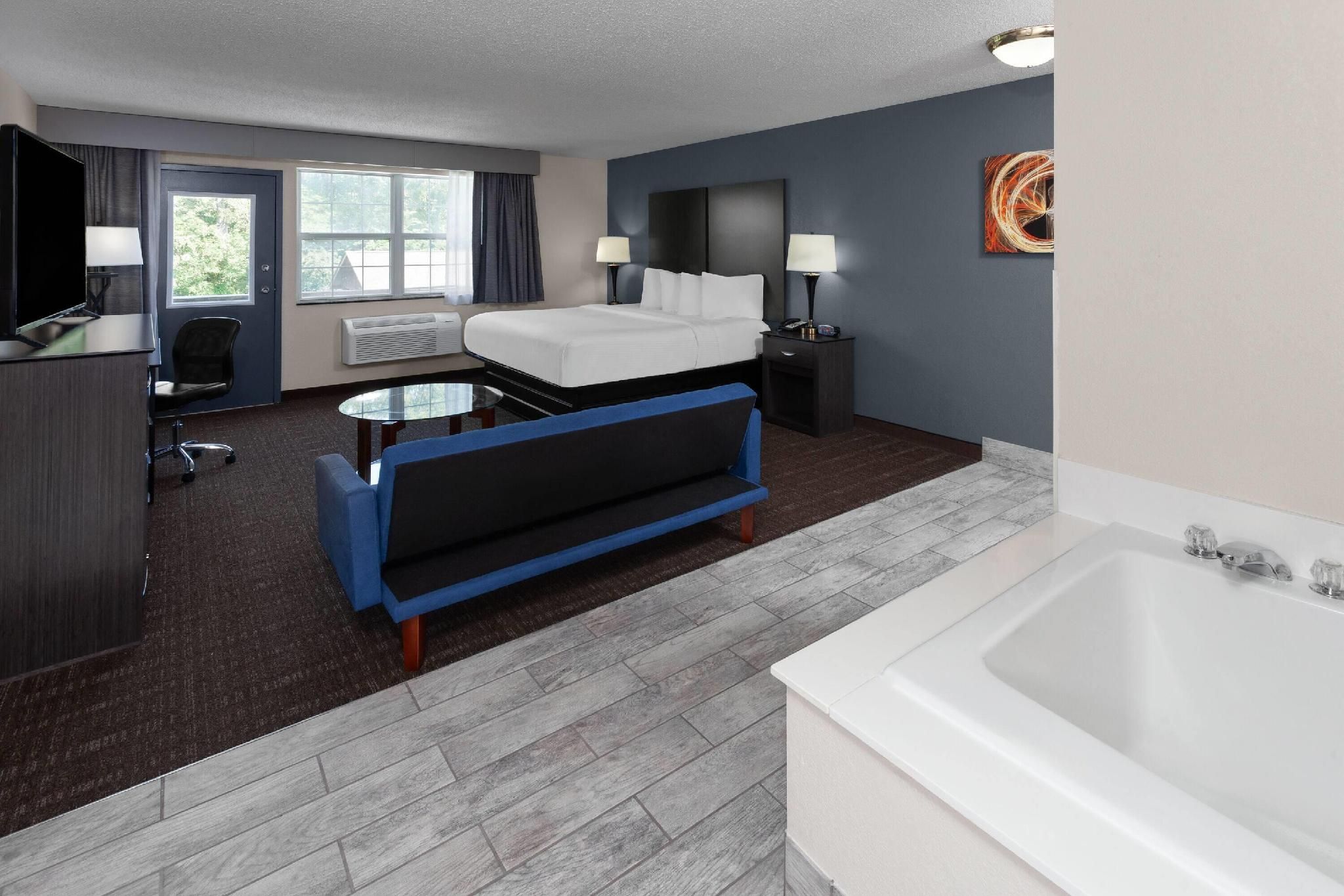 1 King Bed, Deluxe Studio Suite, Non-Smoking