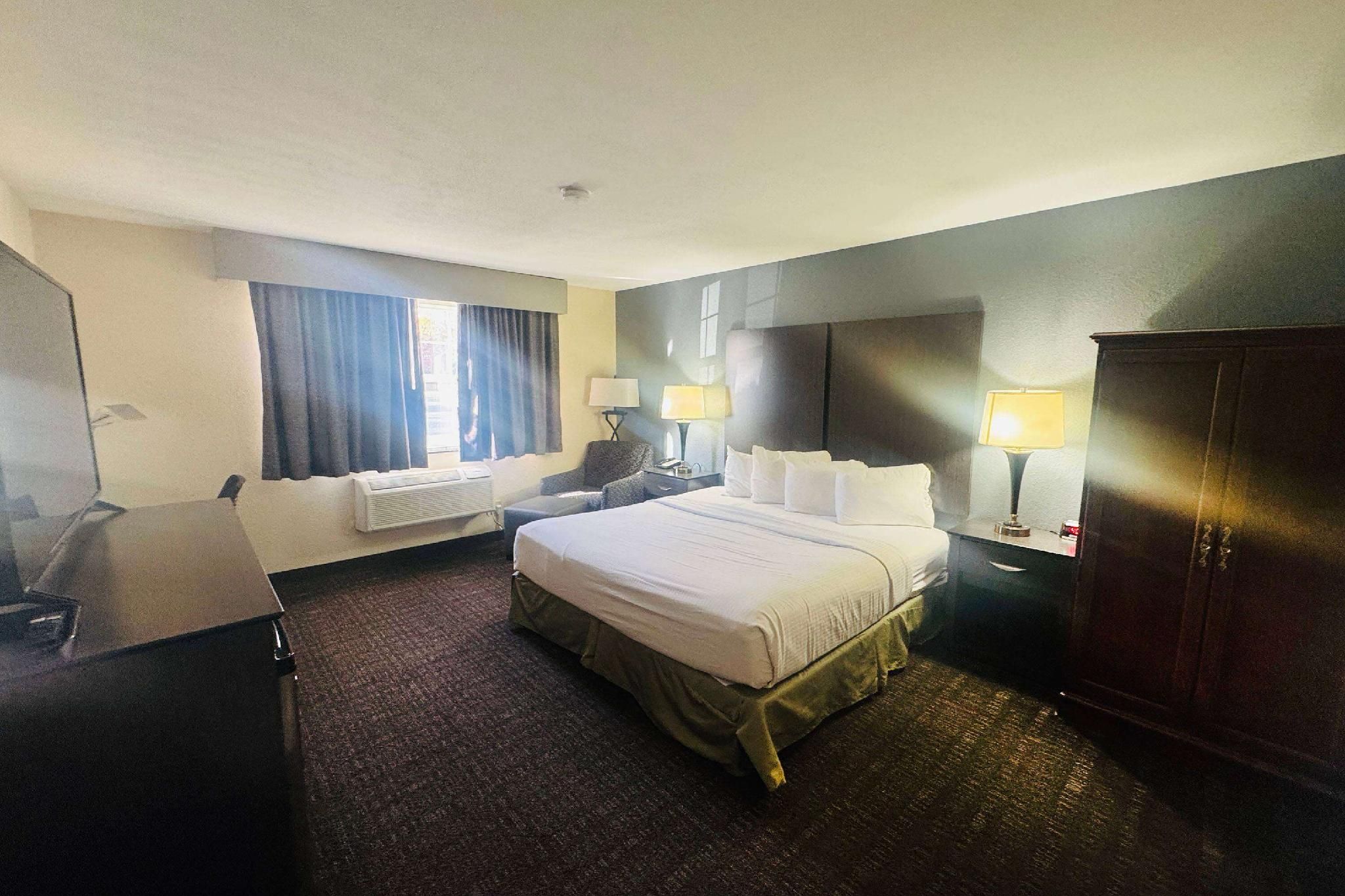 1 King Bed, Non-Smoking