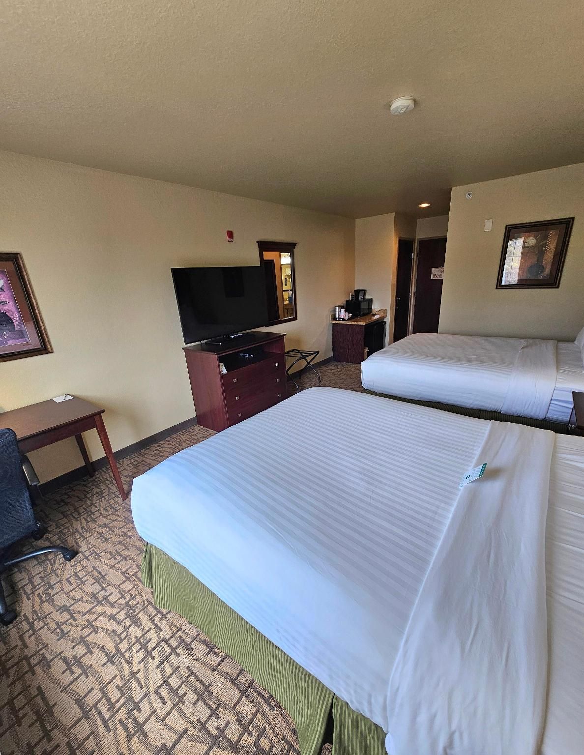 Cobblestone Inn & Suites - Clintonville Two Queen Guestroom Non-Smoking 2