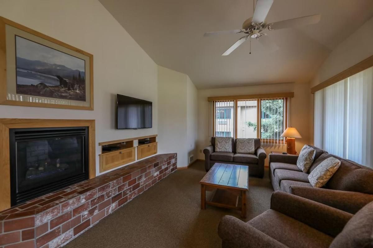 One-Bedroom Apartment with Park View