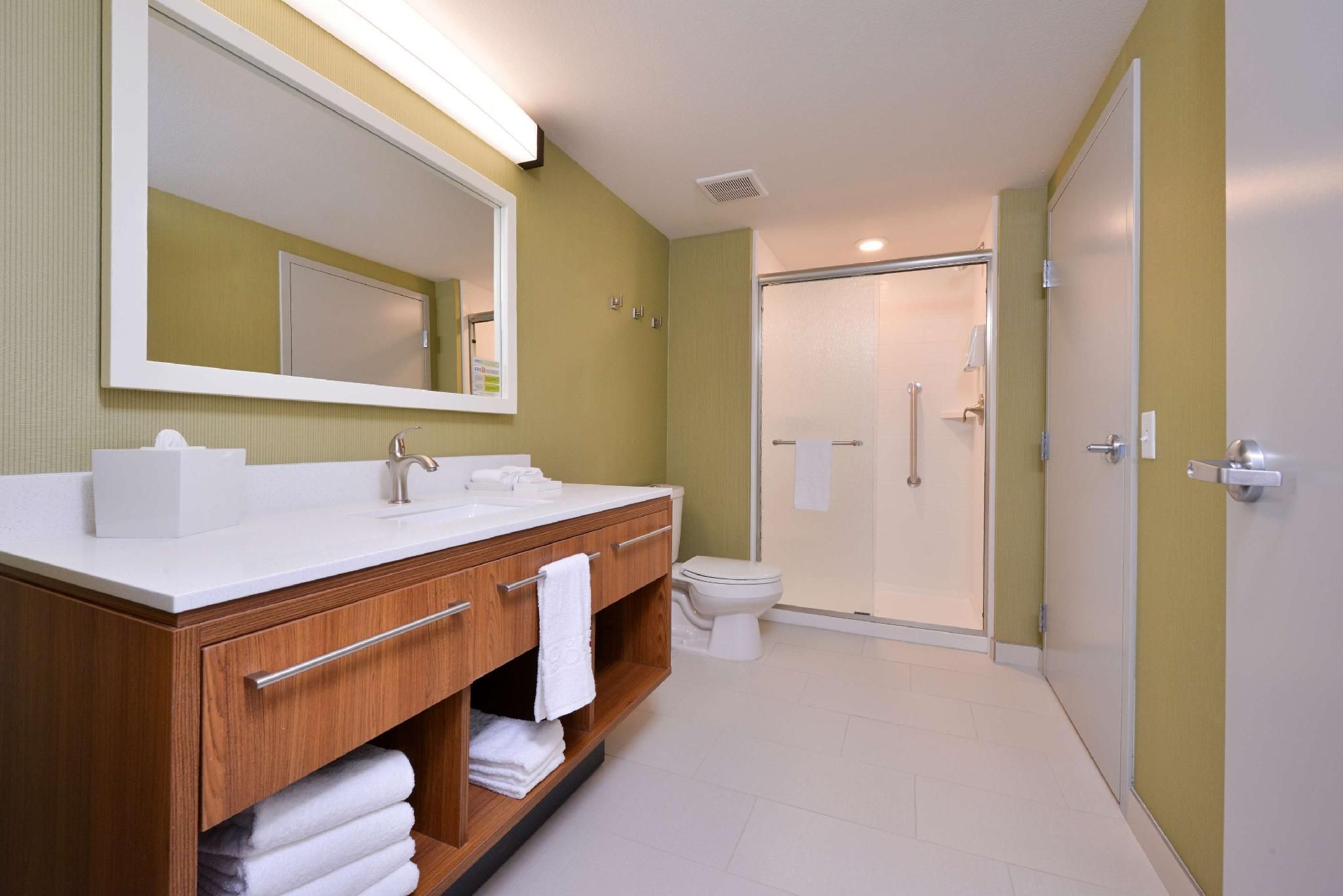 1 KING HEARING ACCESSIBLE STUDIO SUITE NOSMOK