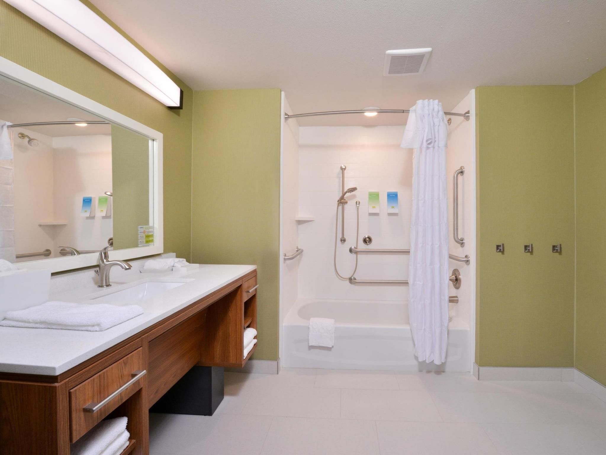 1 King Accessible Bathtub Suite Nonsmoking