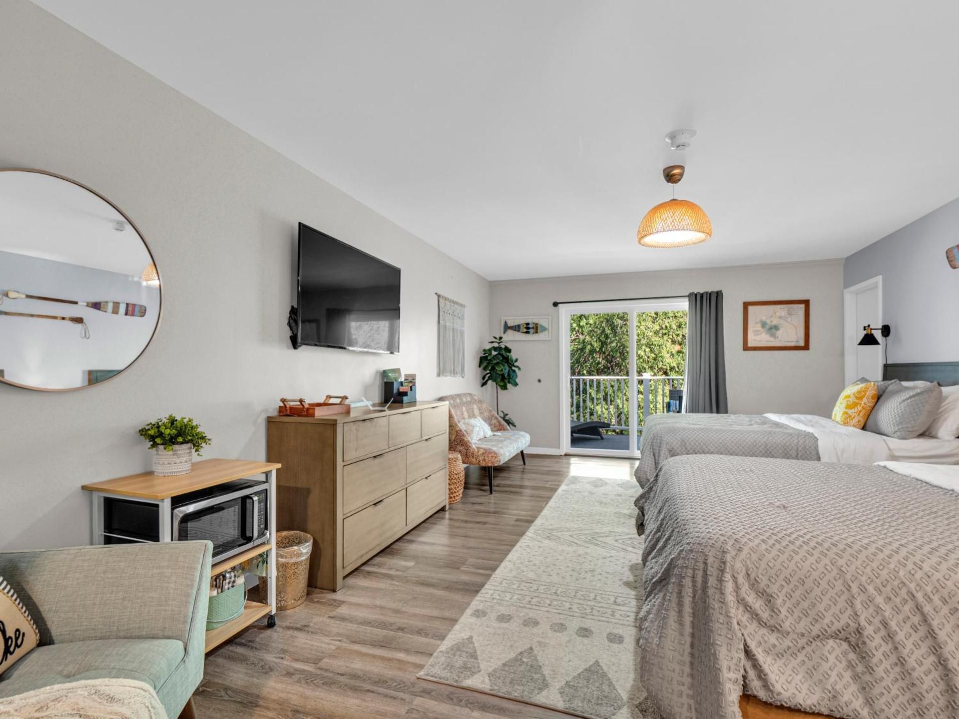 Deluxe Queen Suite