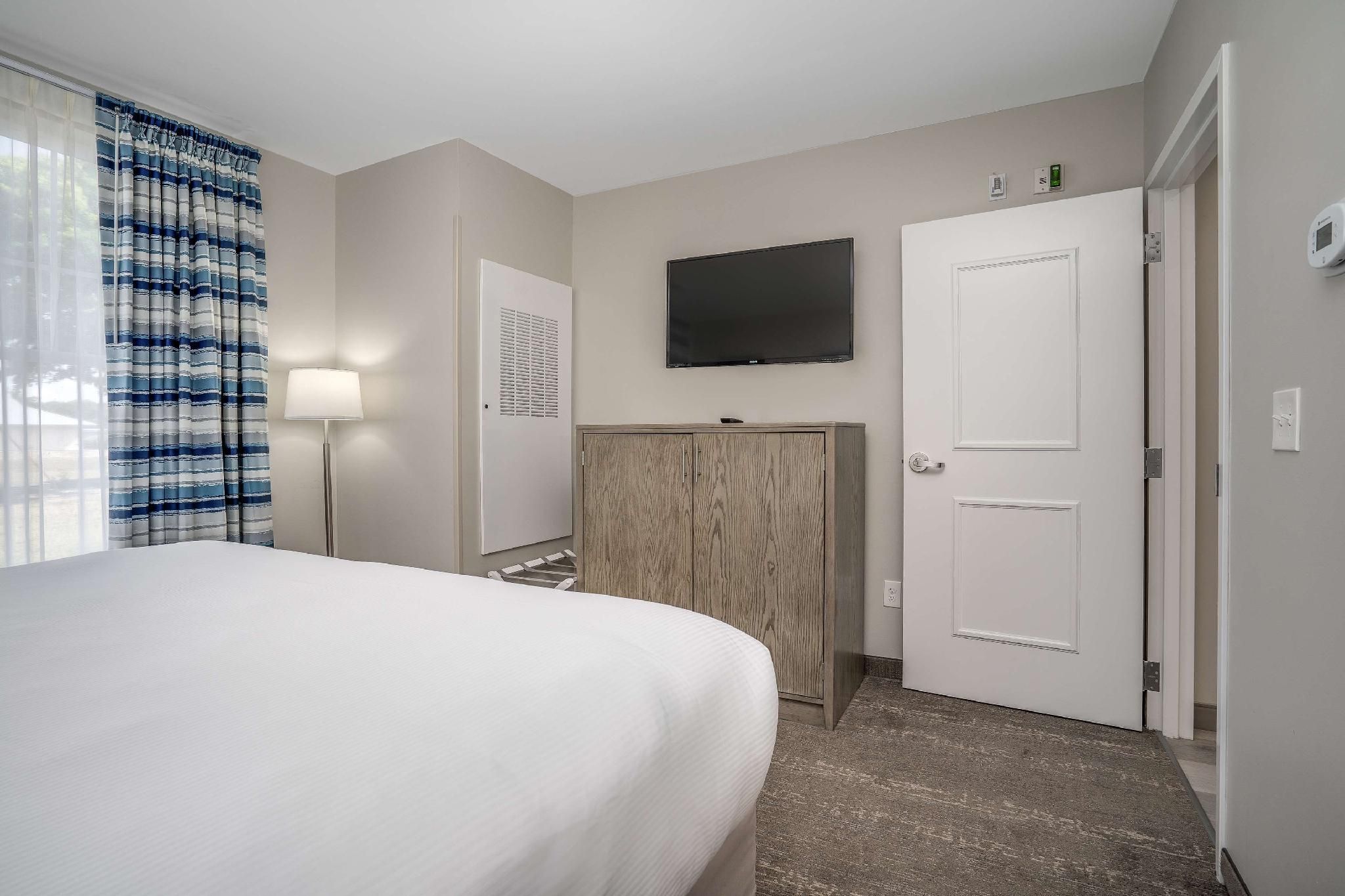 Suite - 1 King Bed, Nonsmoking, Separate Bedroom, Living Room, Sofa, Chair