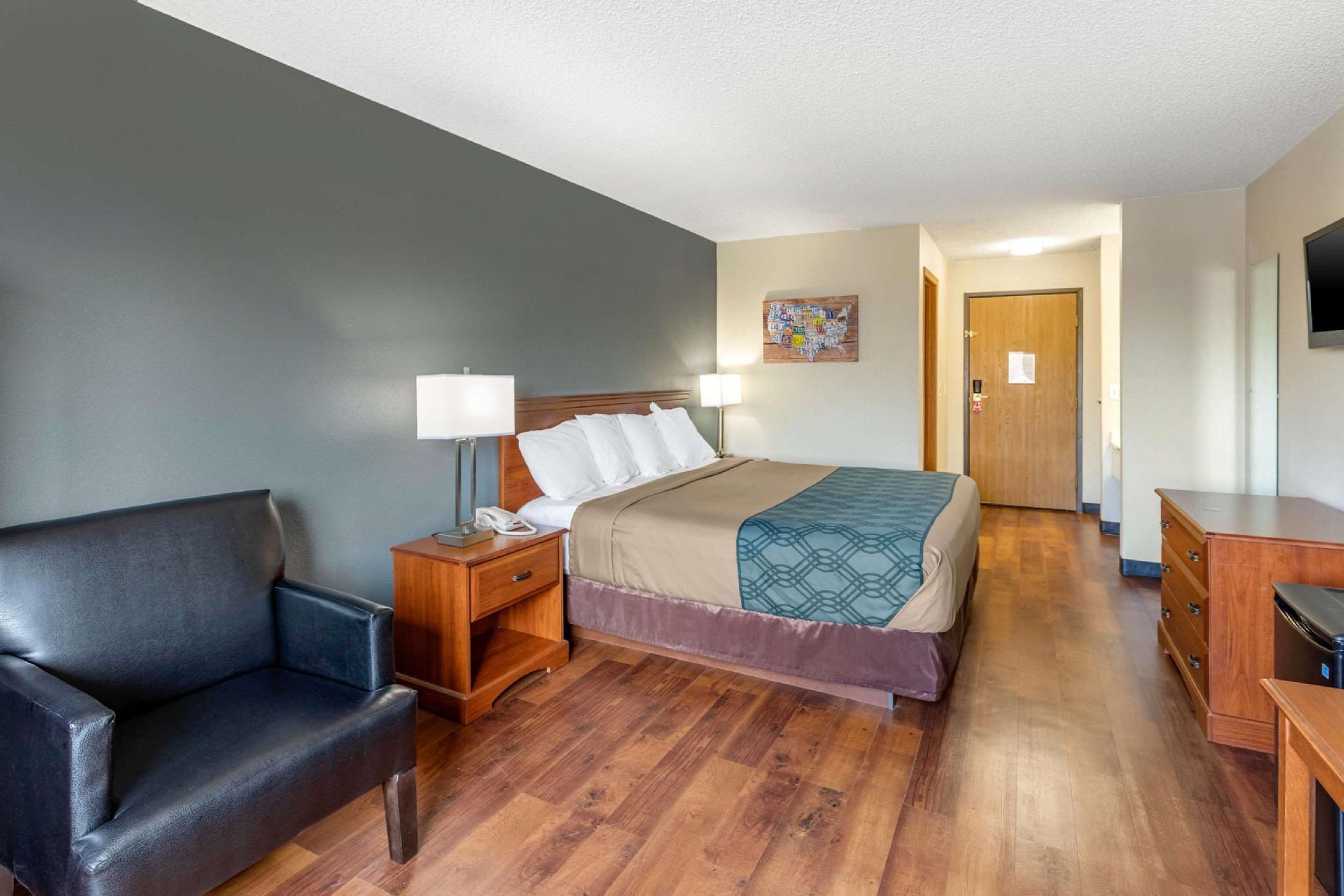 Econo Lodge Longmont East 1 King Bed, Nonsmoking 2