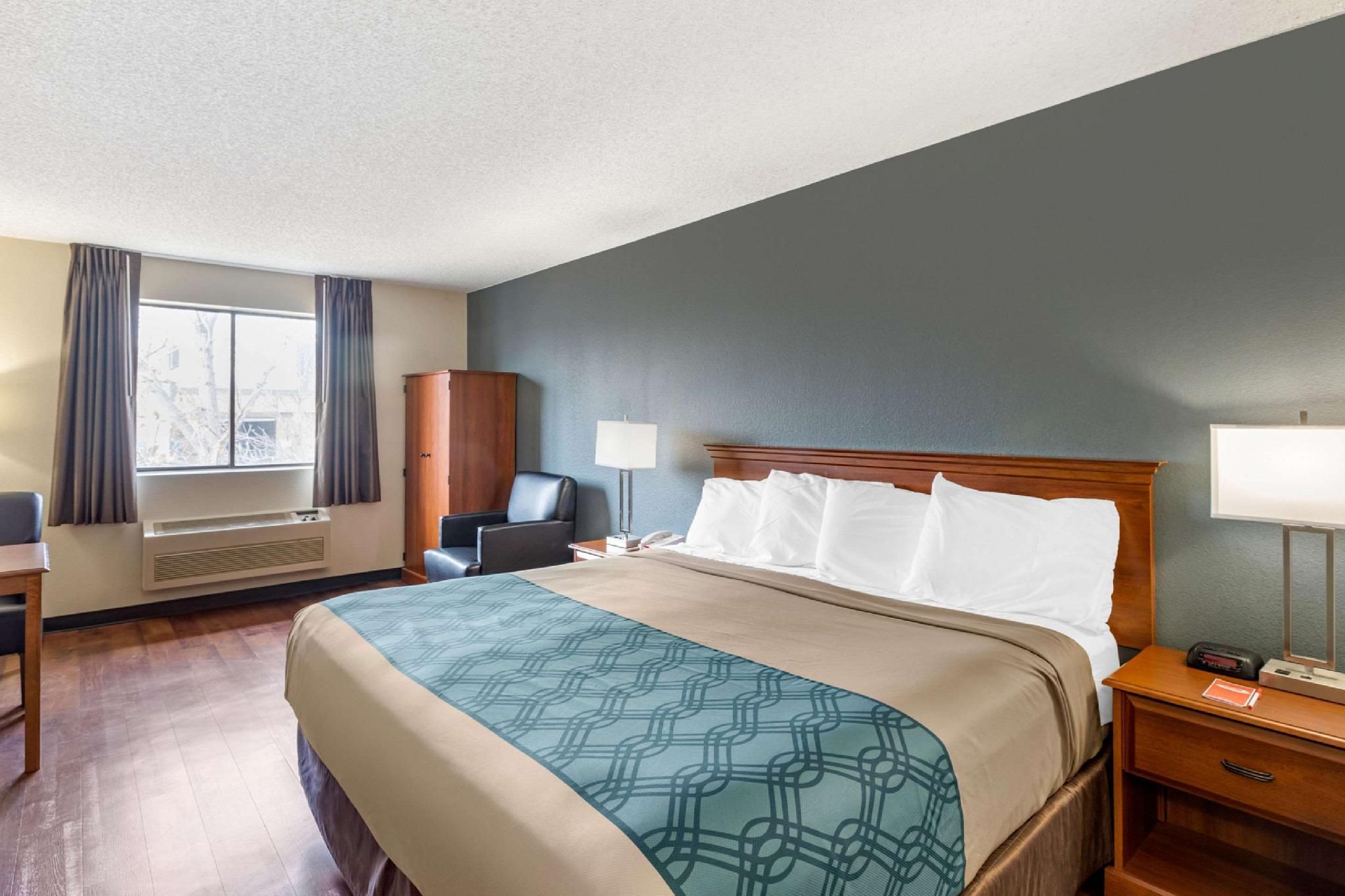 Econo Lodge Longmont East 1 King Bed, Nonsmoking