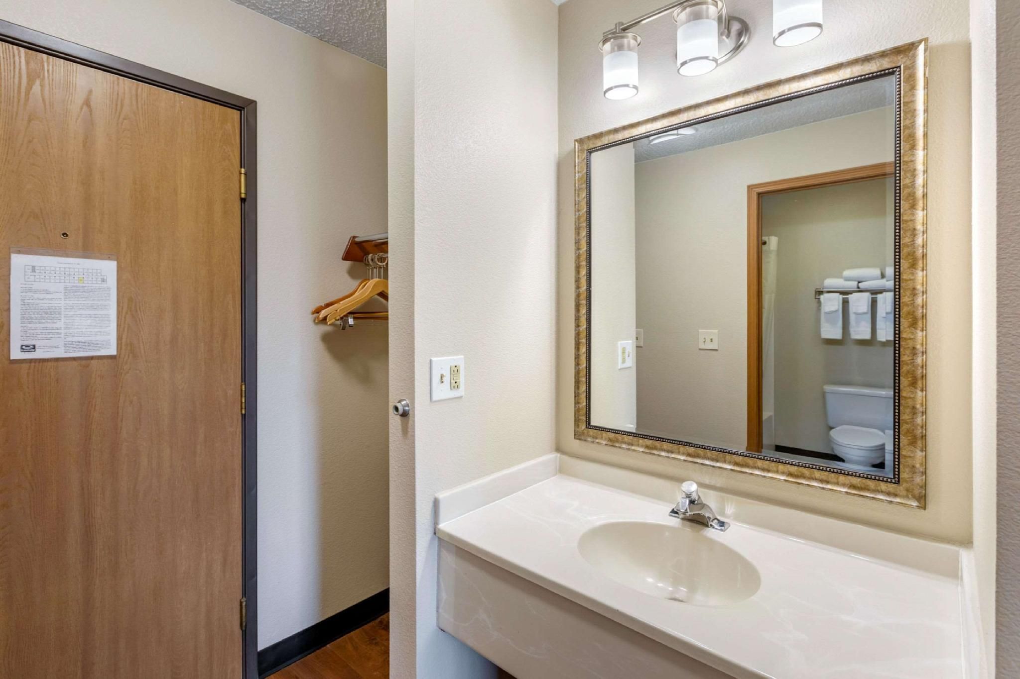 Econo Lodge Longmont East 1 King Bed, Nonsmoking 3