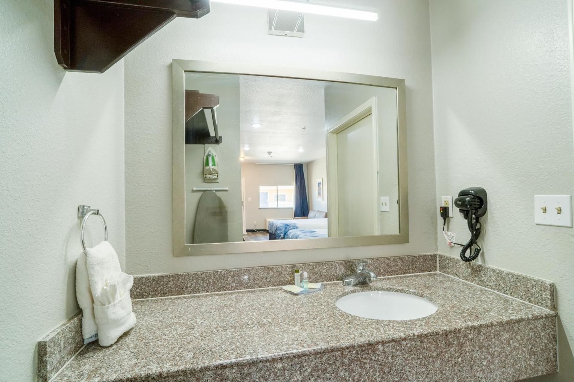 Atria Extended Stays By OYO, Jourdanton, TX 2 Queen Beds, Kitchenette with Sofa Sleeper, Non-Smoking 3