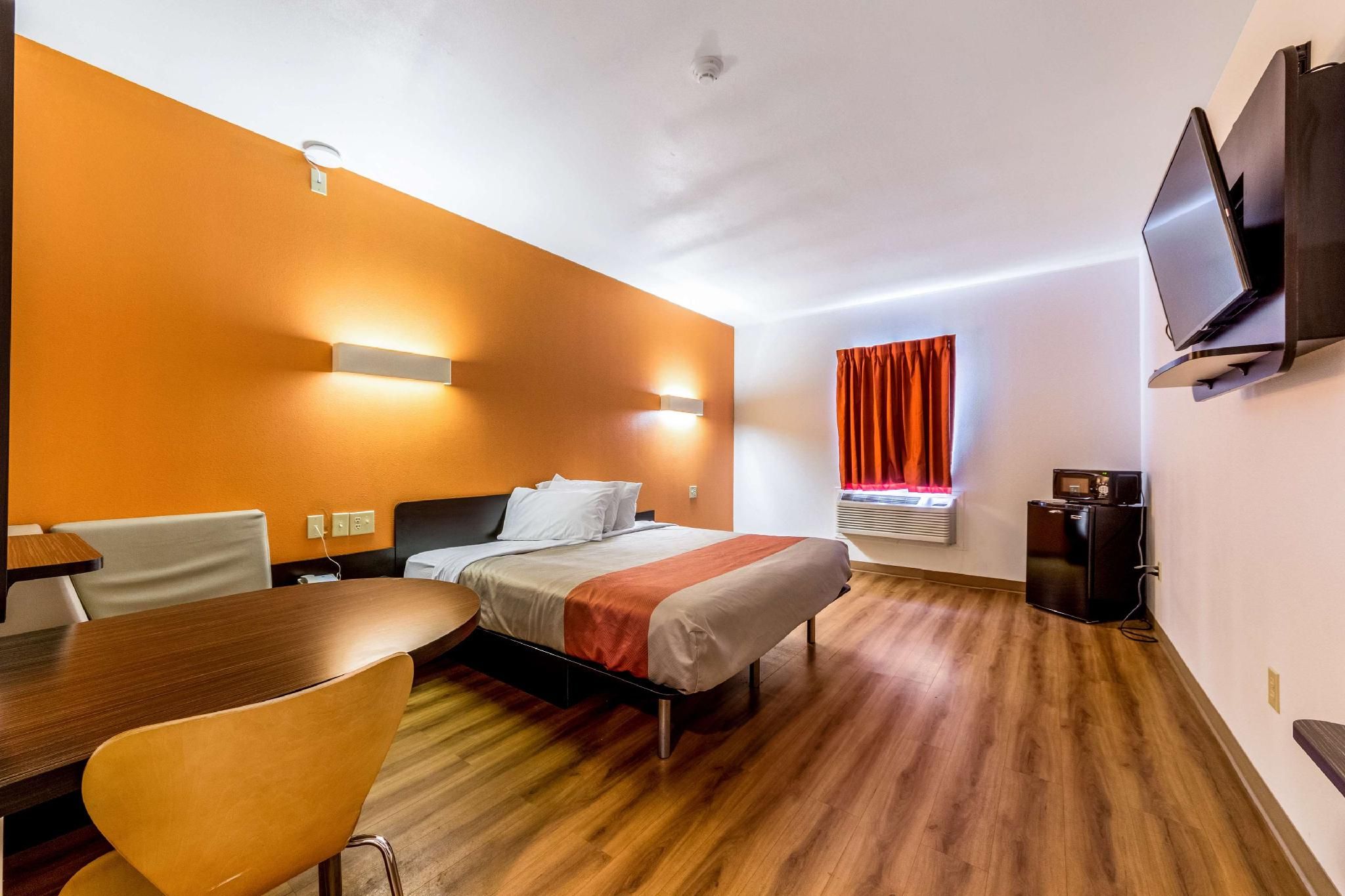 1 King Bed | Non-Smoking