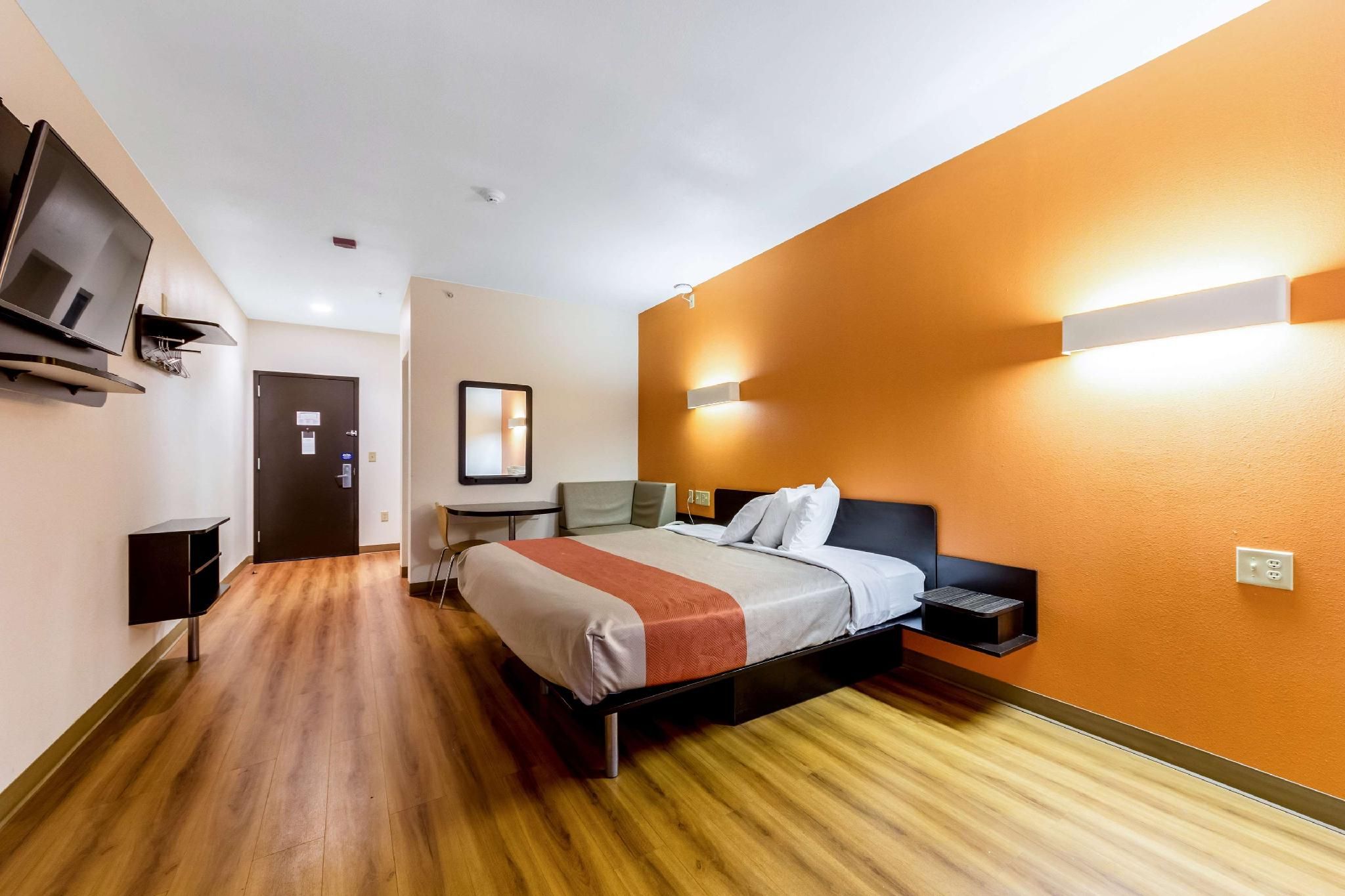 1 King Bed | Non-Smoking