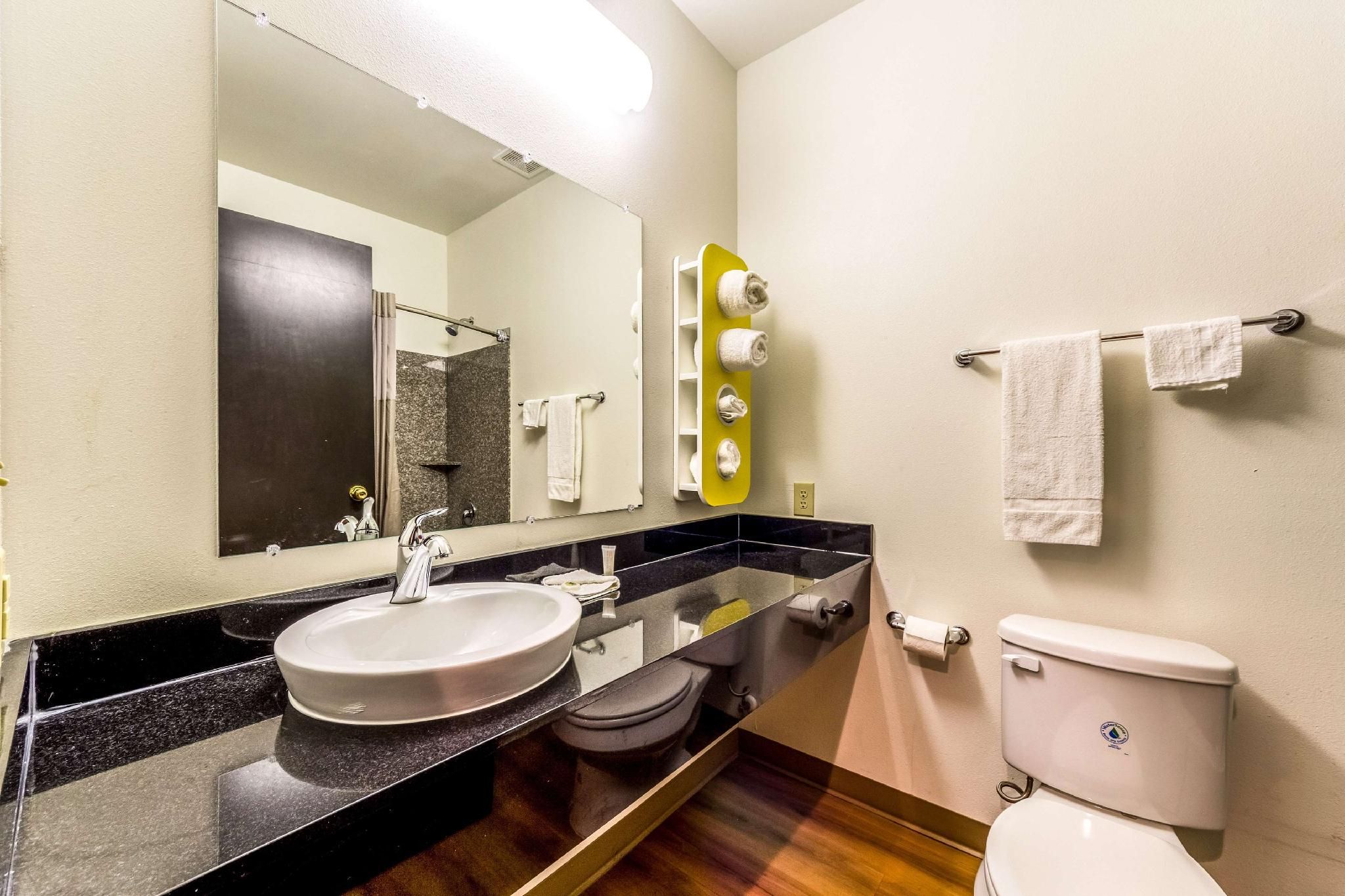 Motel 6 Jourdanton, TX 2 QUEEN BEDS | ACCESSIBLE, NSMK, MICFRI 3