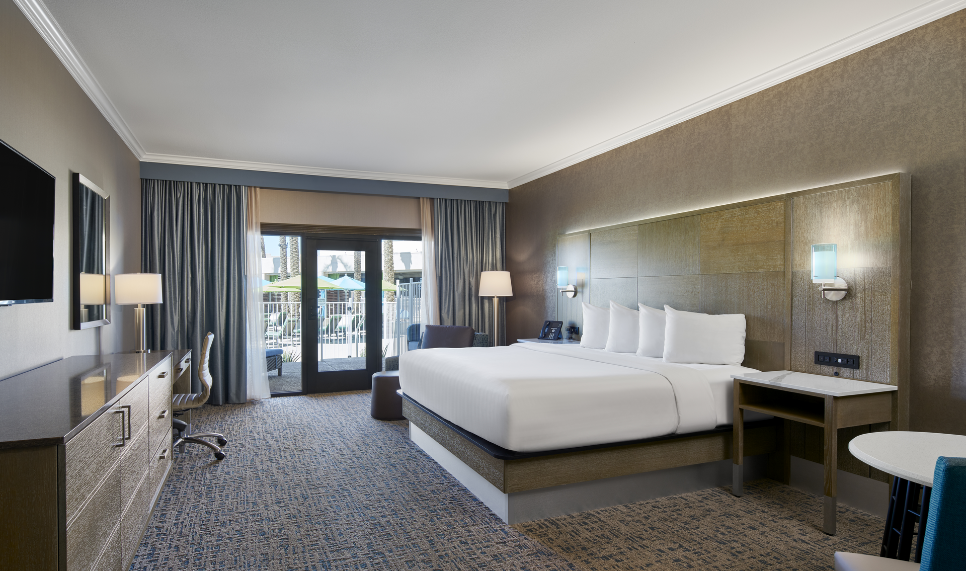 Harrah’s Ak-Chin - A Caesars Rewards Destination Resort Premium Pool Access Room King - Non-Smoking