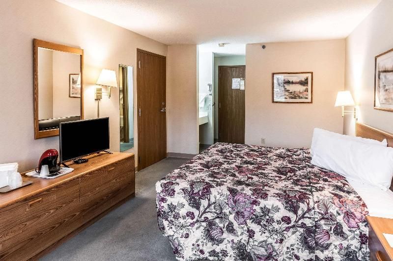 1 King Bed, Nonsmoking, Accessible
