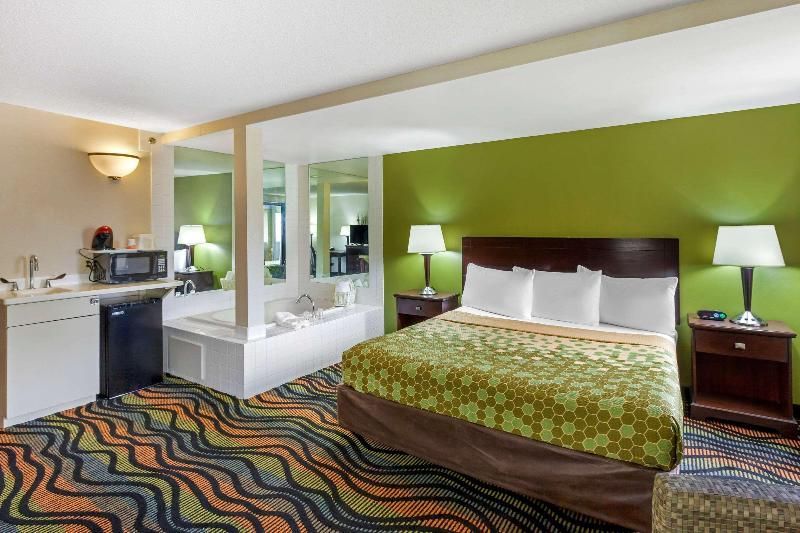 1 King Bed, Suite, Nonsmoking, Accessible
