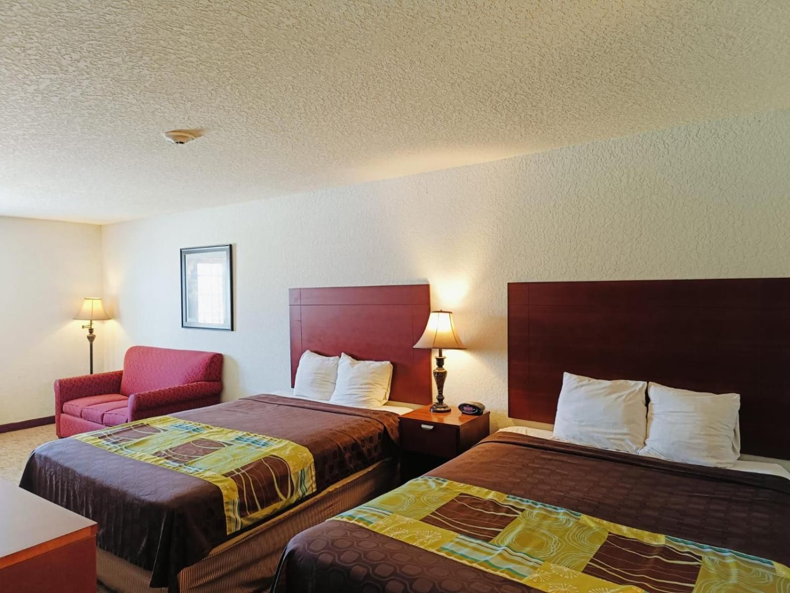 Hotel O Bien Venido Pearsall I-35 2 Queen Beds with Sofa Bed 2