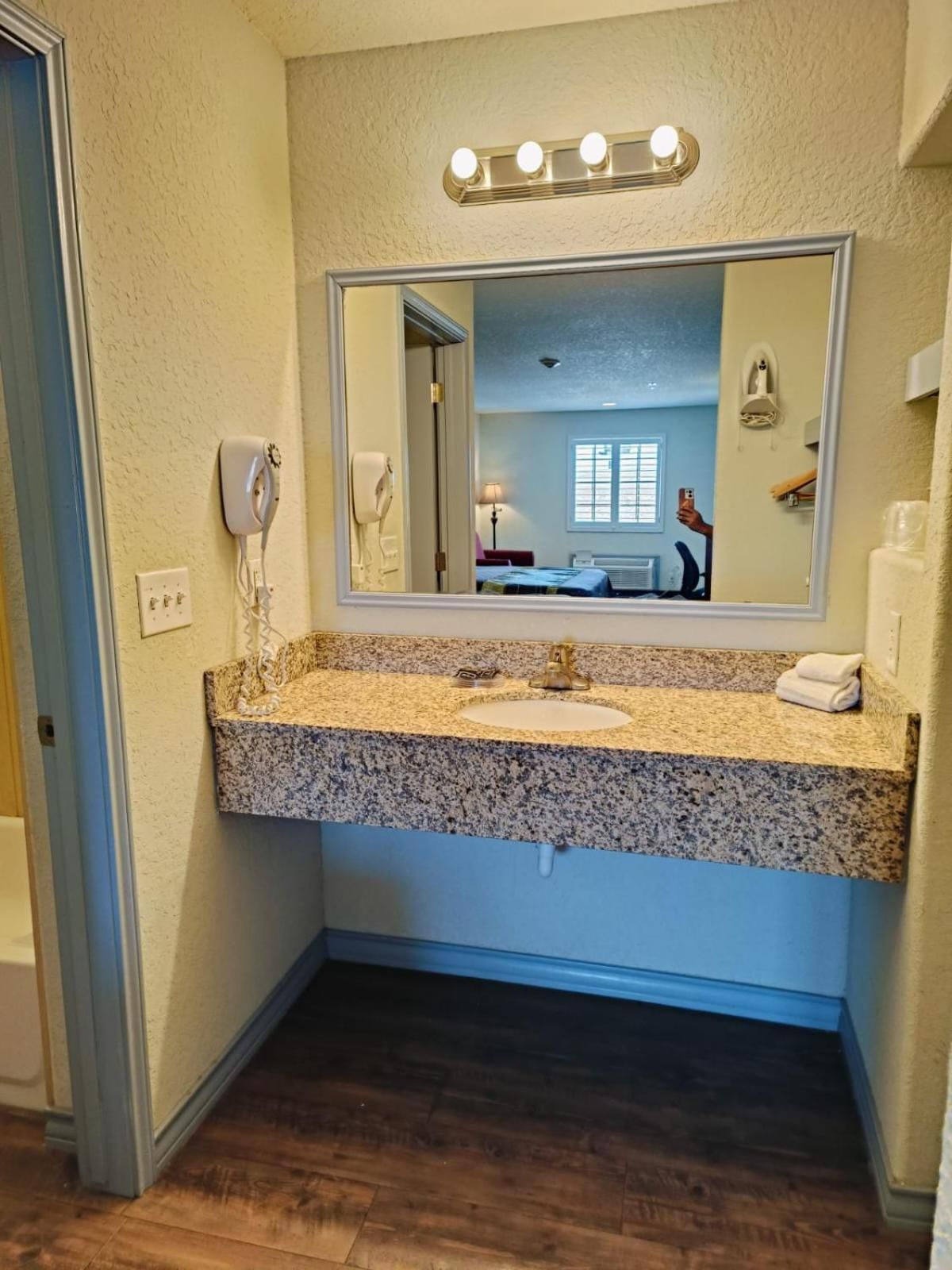 Hotel O Bien Venido Pearsall I-35 2 Queen Beds with Sofa Bed 3