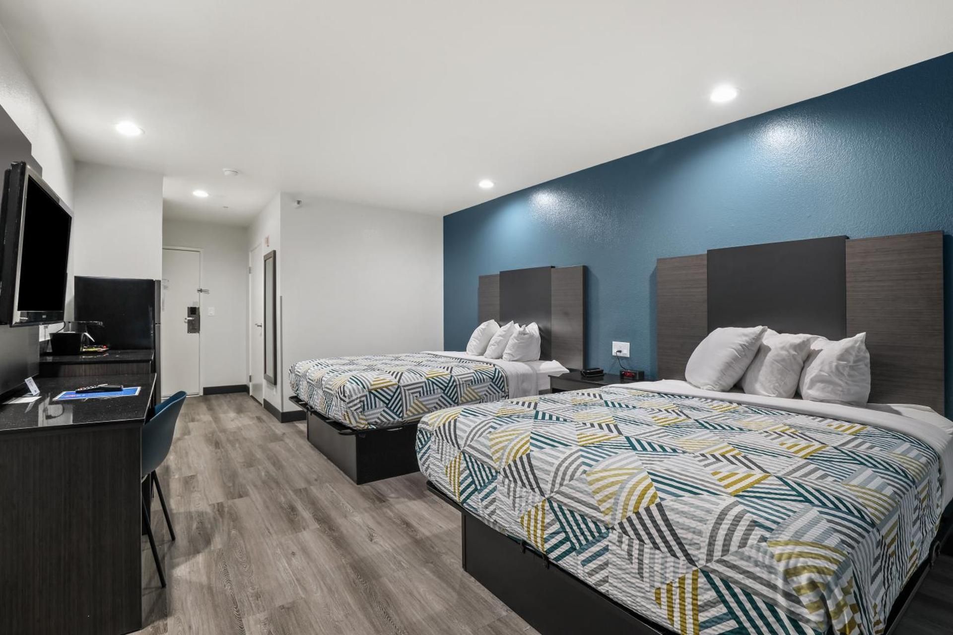 Studio 6 Suites Perris, CA Queen Room with Two Queen Beds - Disability Access - Roll In Shower 2