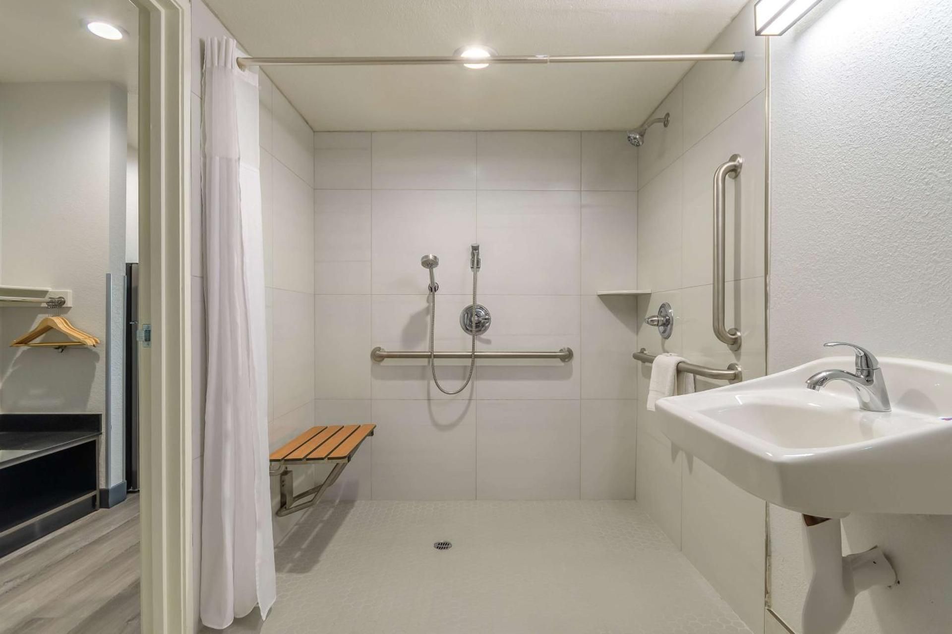 King Room with Roll-in Shower - Disability Access - Non-Smoking