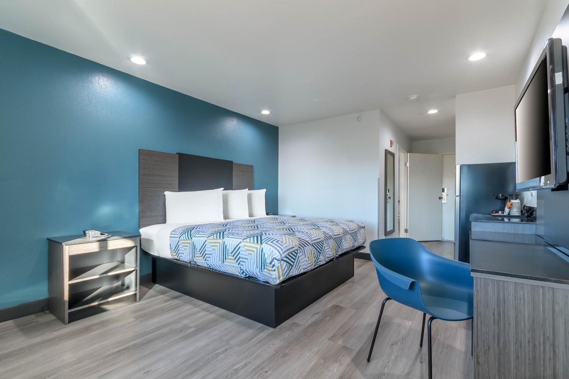 King Room with Roll-in Shower - Disability Access - Non-Smoking