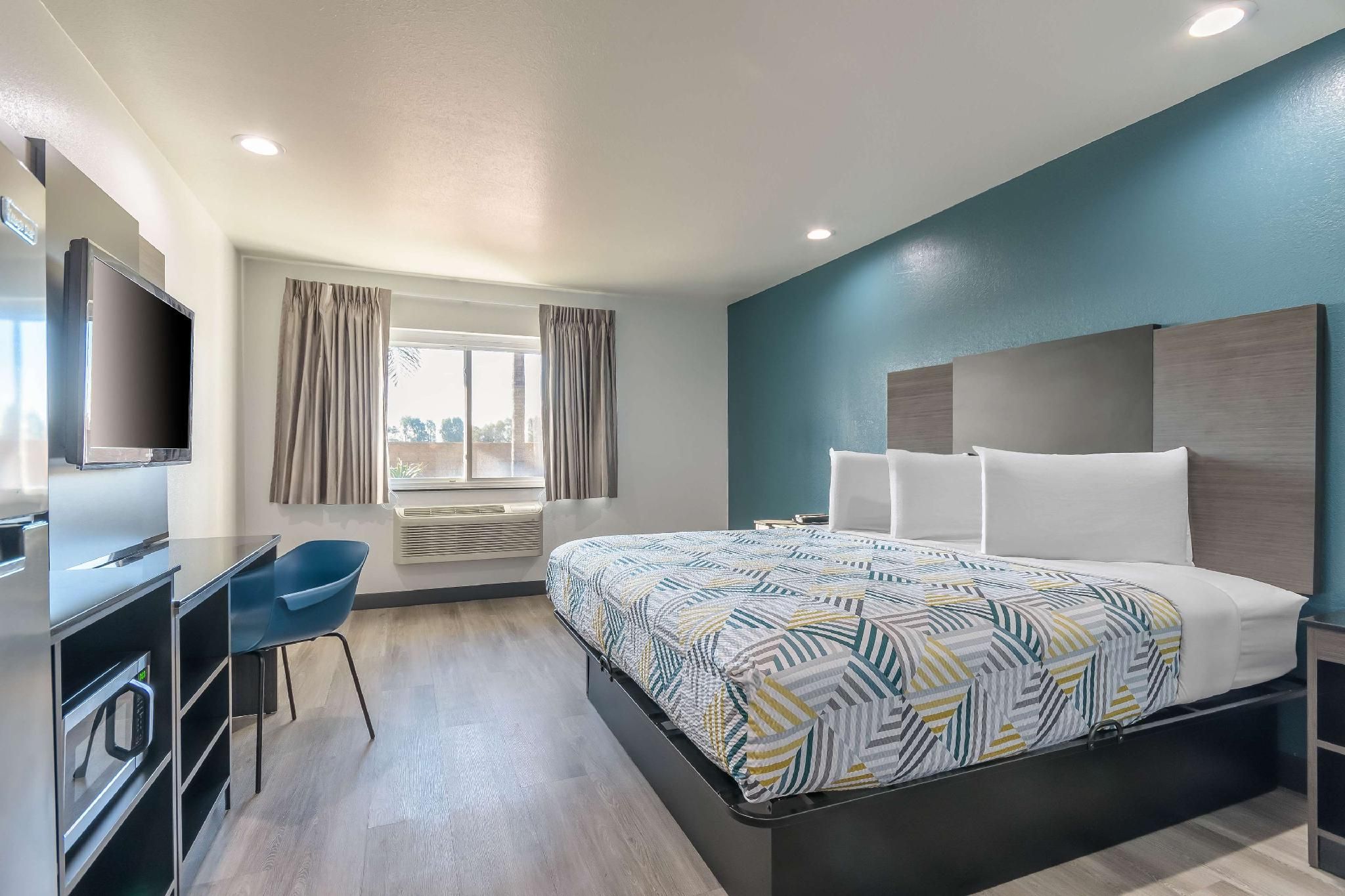 Studio 6 Suites Perris, CA 1 King Bed | Mob Acc Tub Ste Nsmk Micfridg