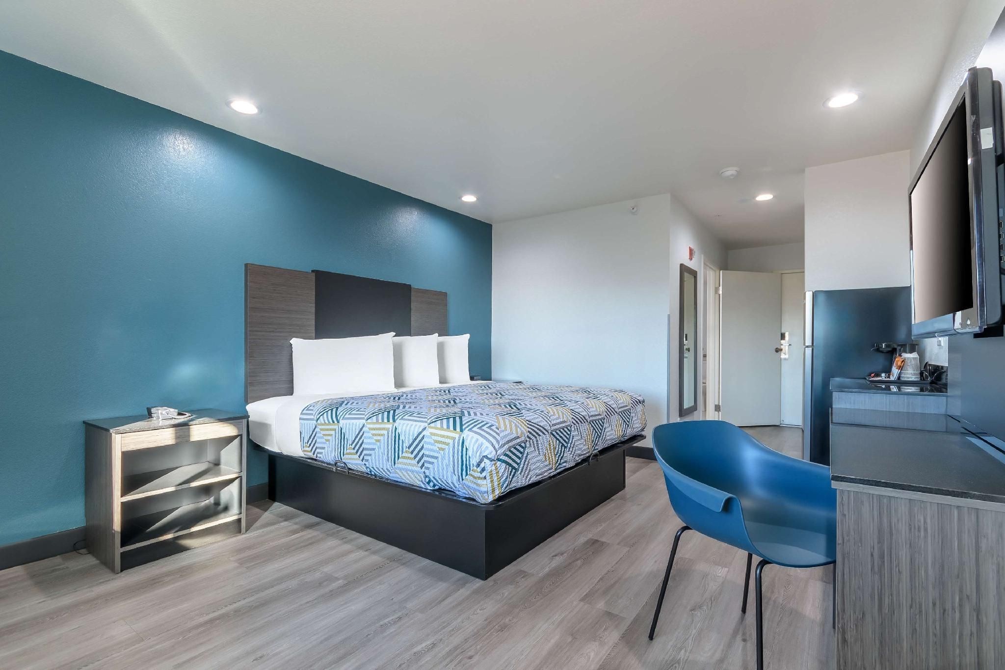 Studio 6 Suites Perris, CA 1 King Bed | Mob Acc Tub Ste Nsmk Micfridg 2