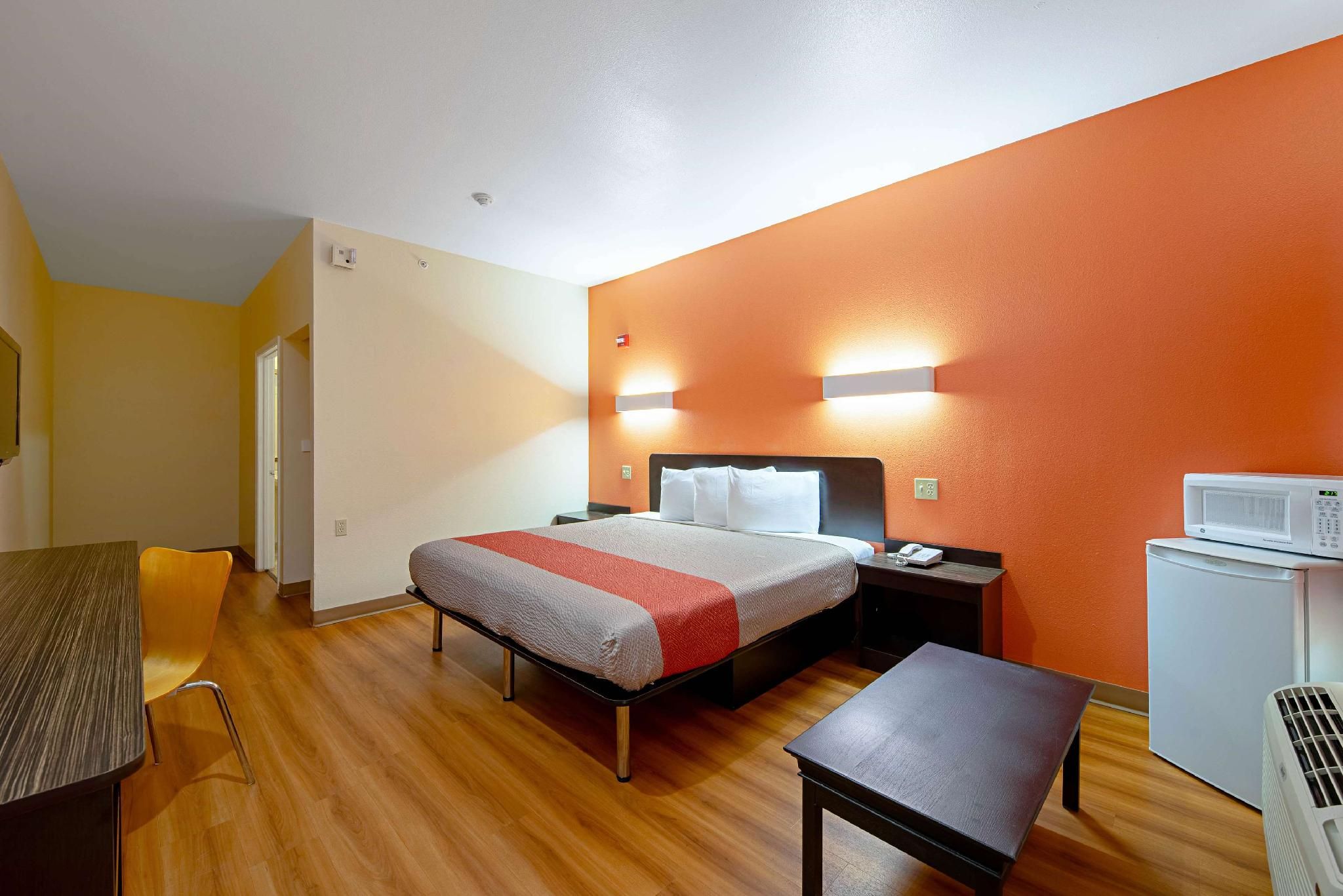 Motel 6 Rhome, TX 1 King Bed | Non-Smoking