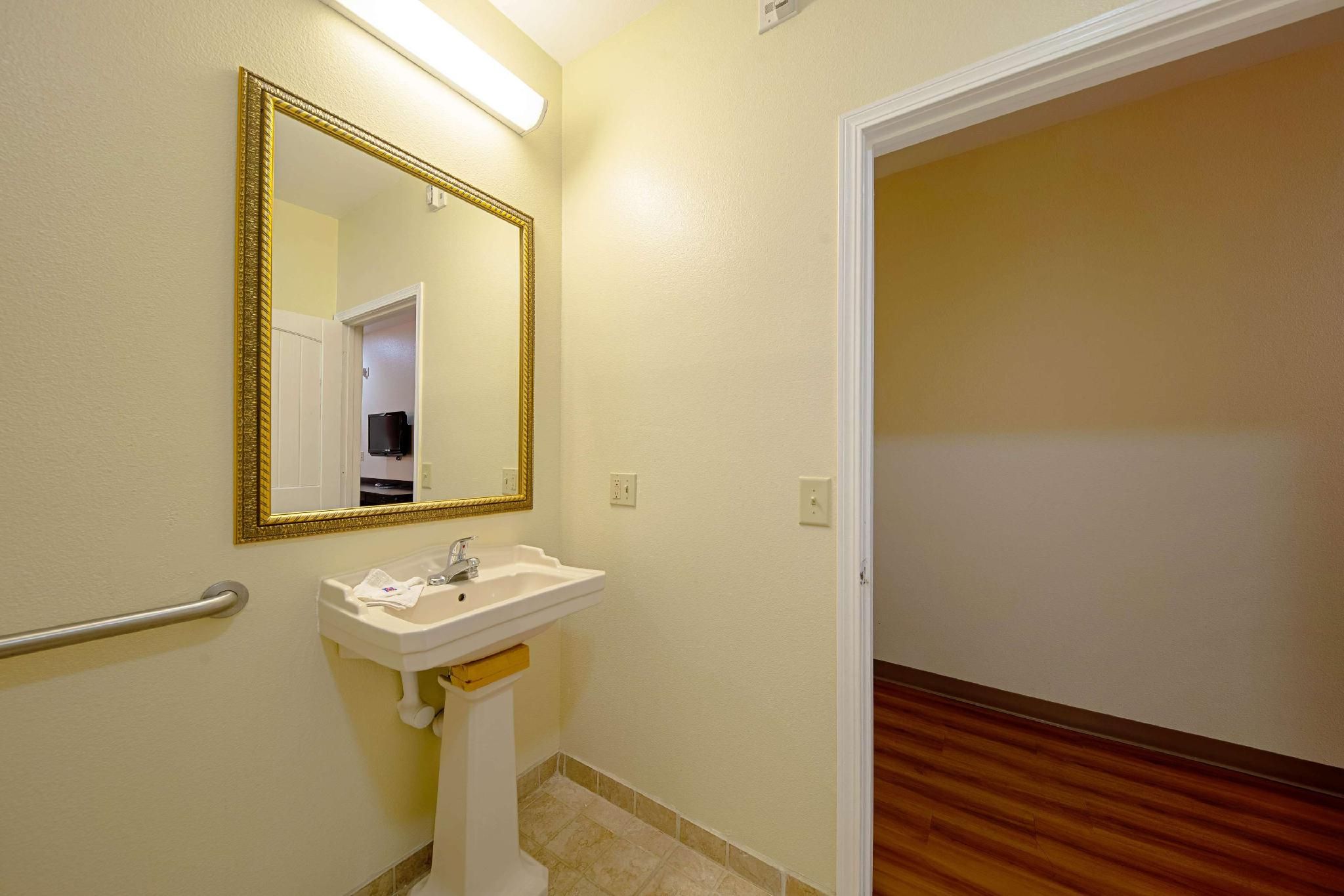 Motel 6 Rhome, TX 1 King Bed | Non-Smoking 3