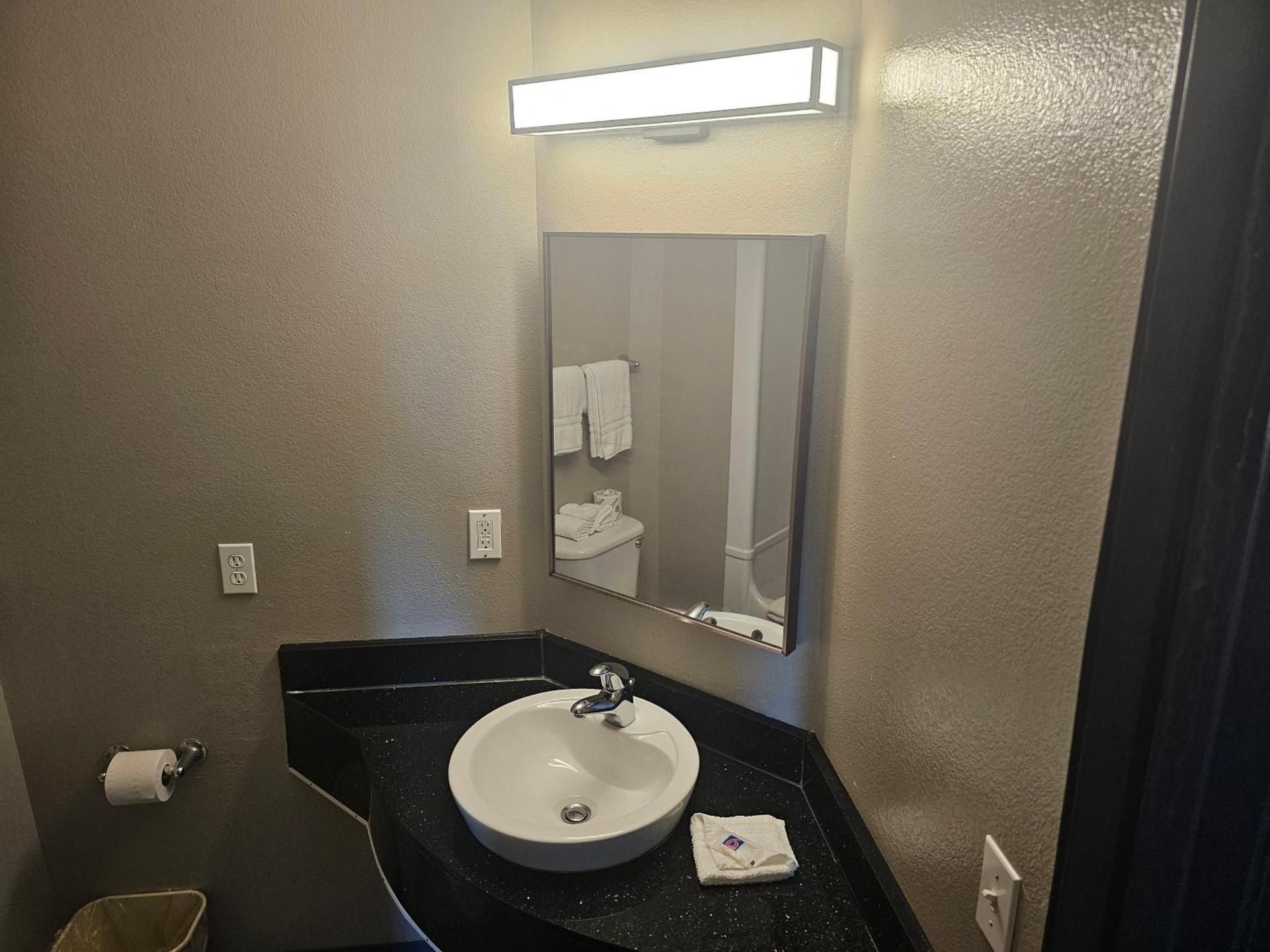 Motel 6 Sinton, TX Quadruple Room - Non-Smoking 2
