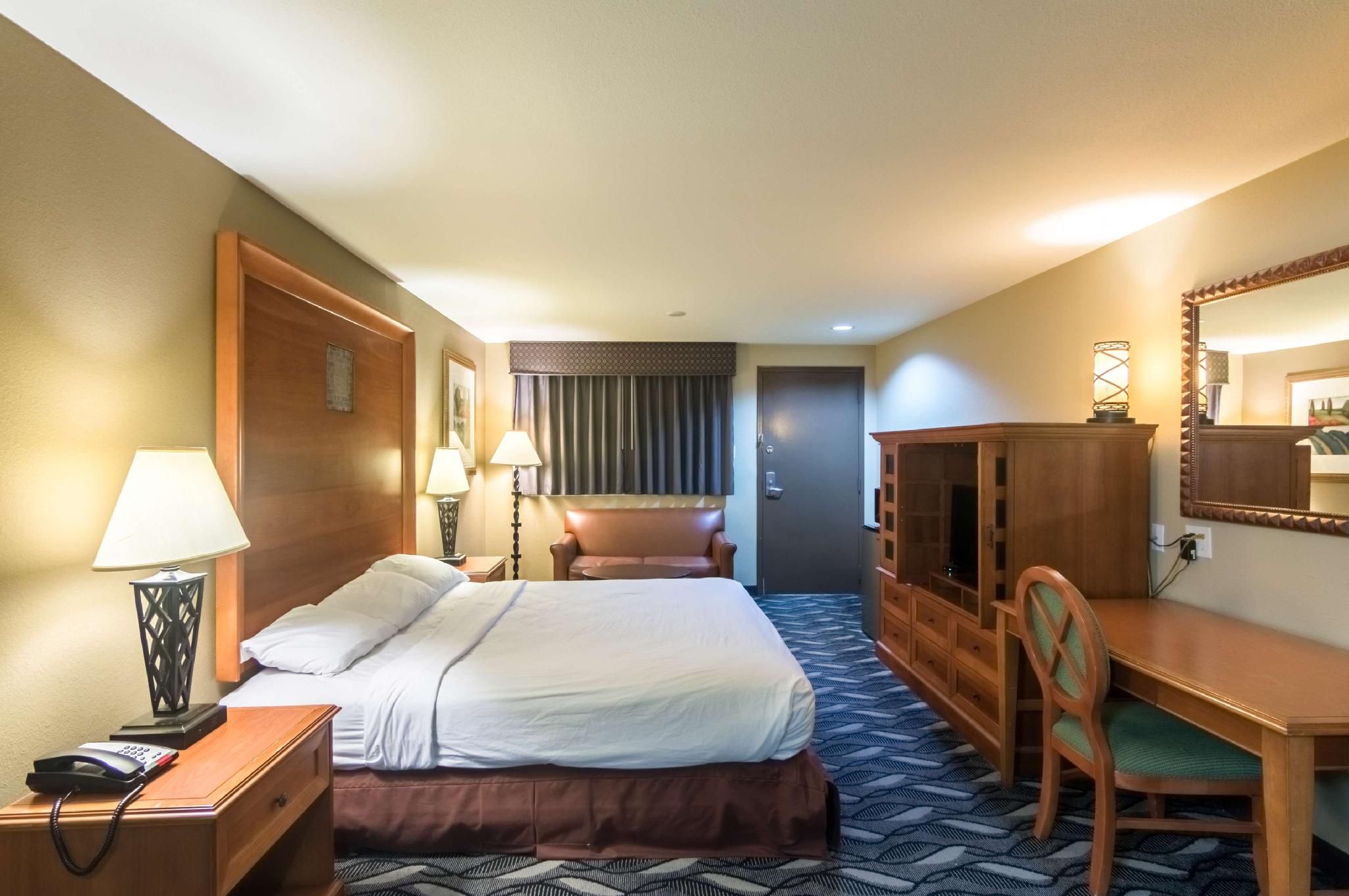 Motel 6 Snyder, TX 1 KING BED | ACCESSIBLE NON-SMOKING MICFRIDGE