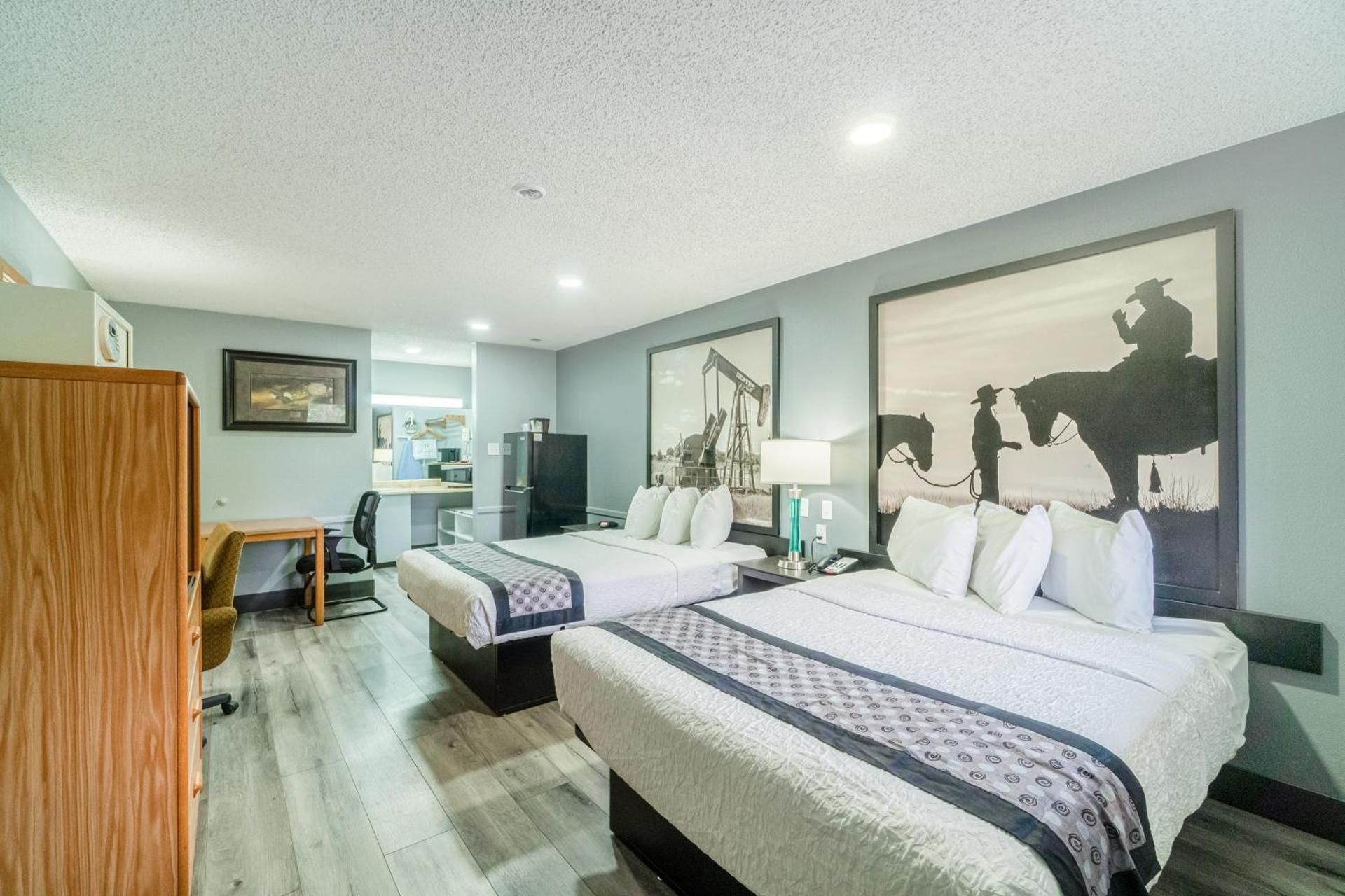 2 Queen Beds With Kitchenette Non-Smoking