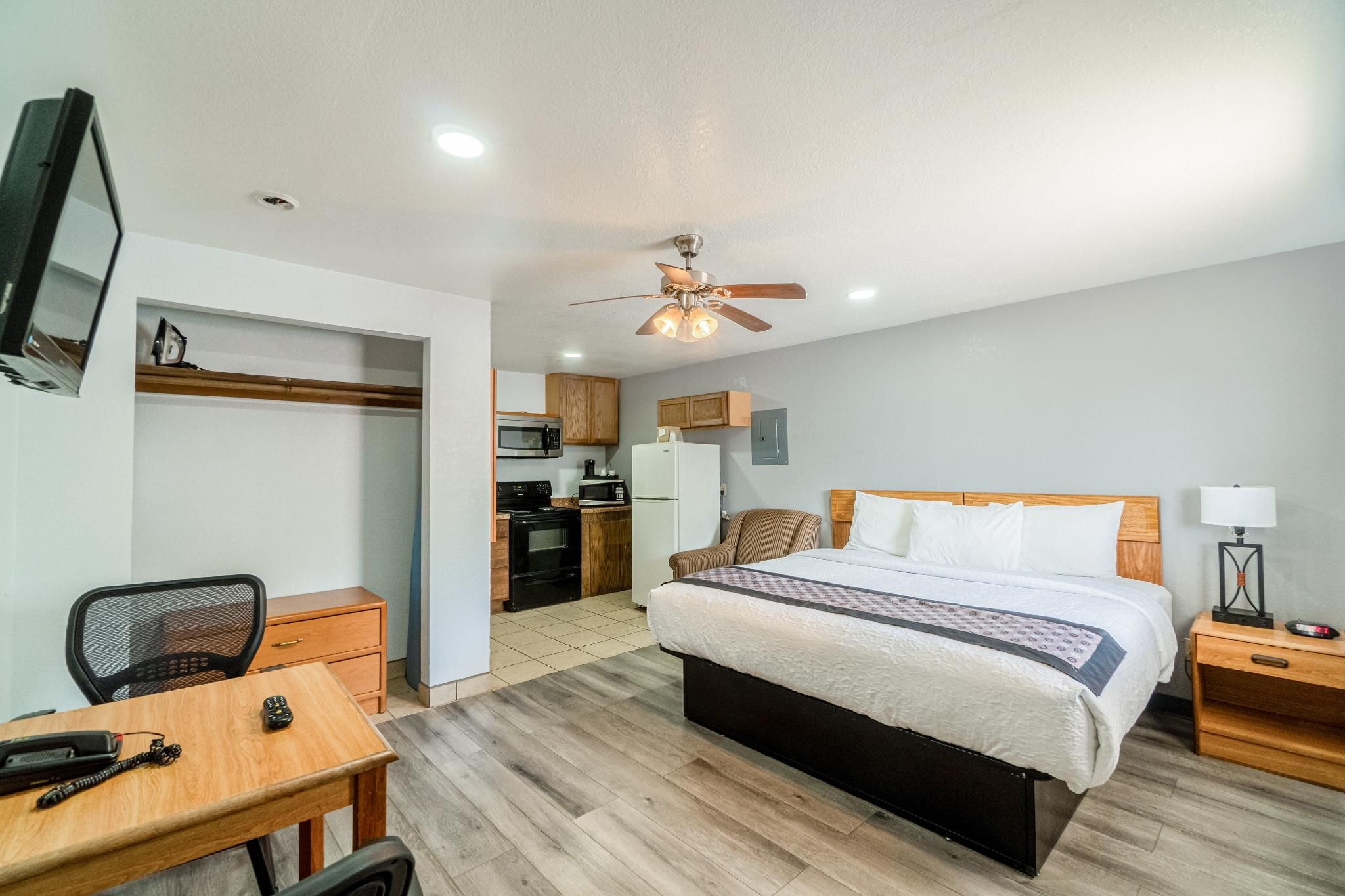 King Bed With Kitchenette Non-Smoking