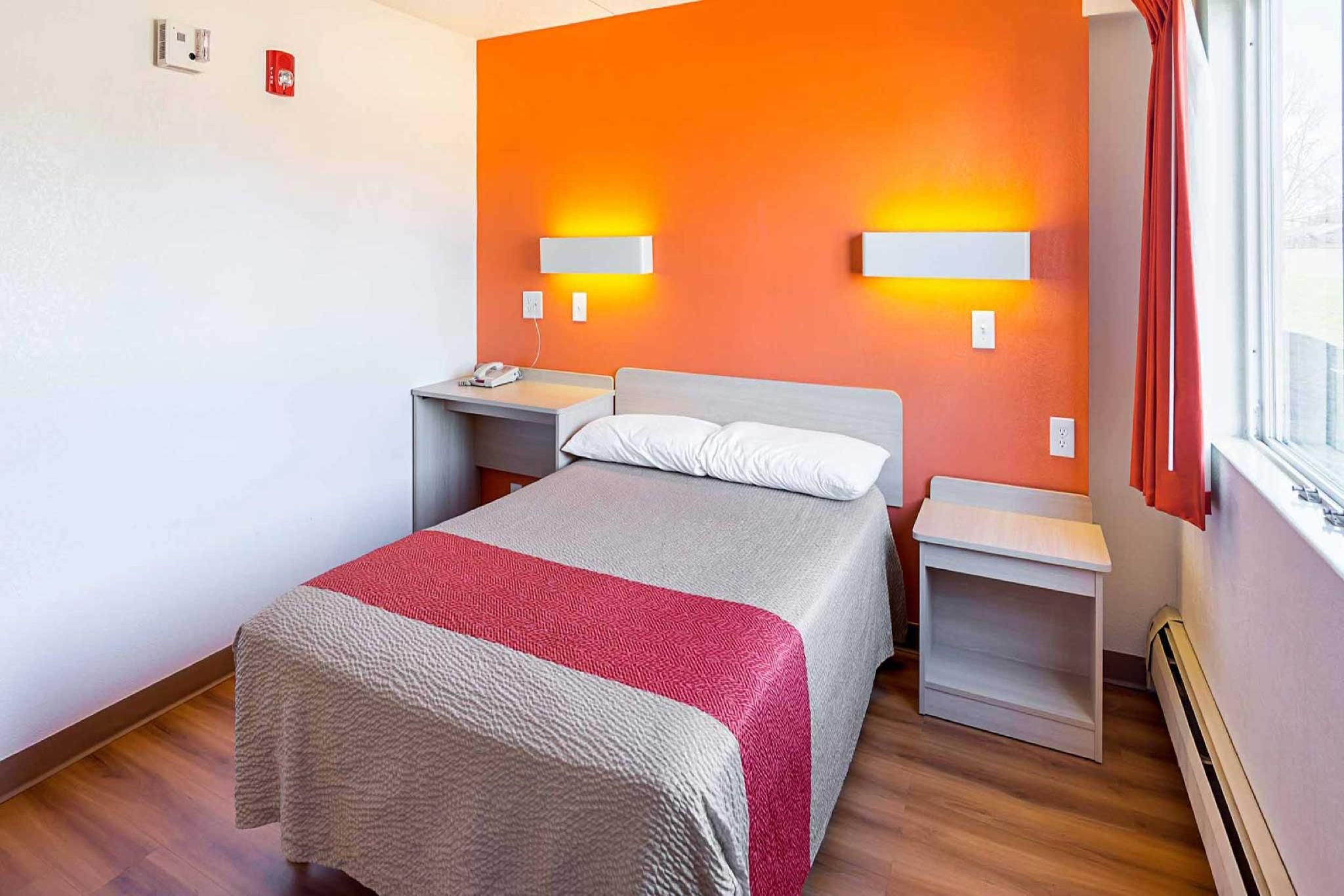 1 Queen Bed | ADA/Tub/Micfridge