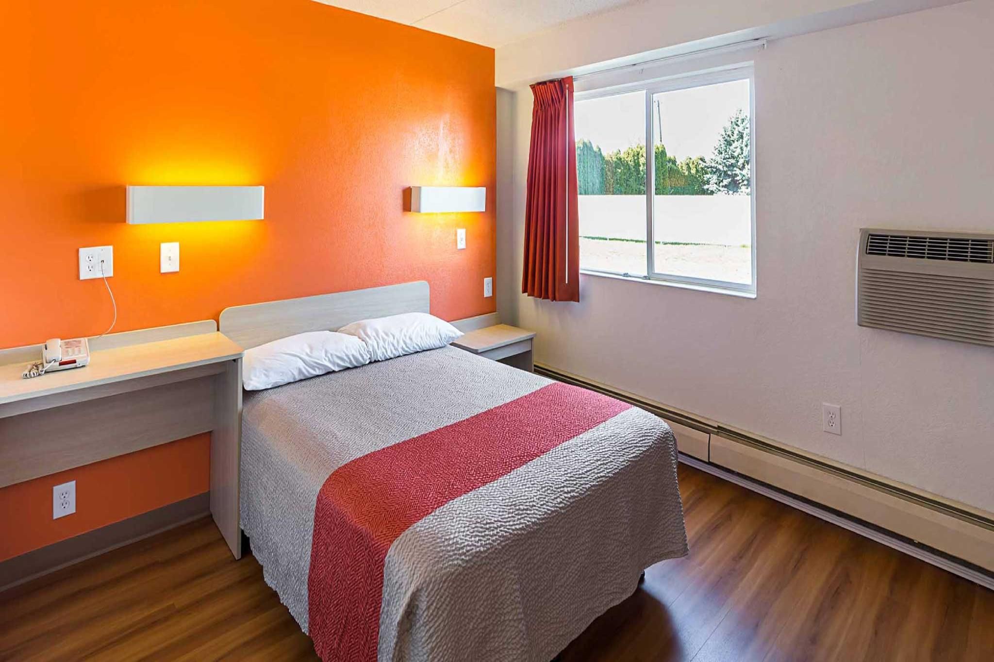 1 Queen Bed | ADA/Tub/Micfridge