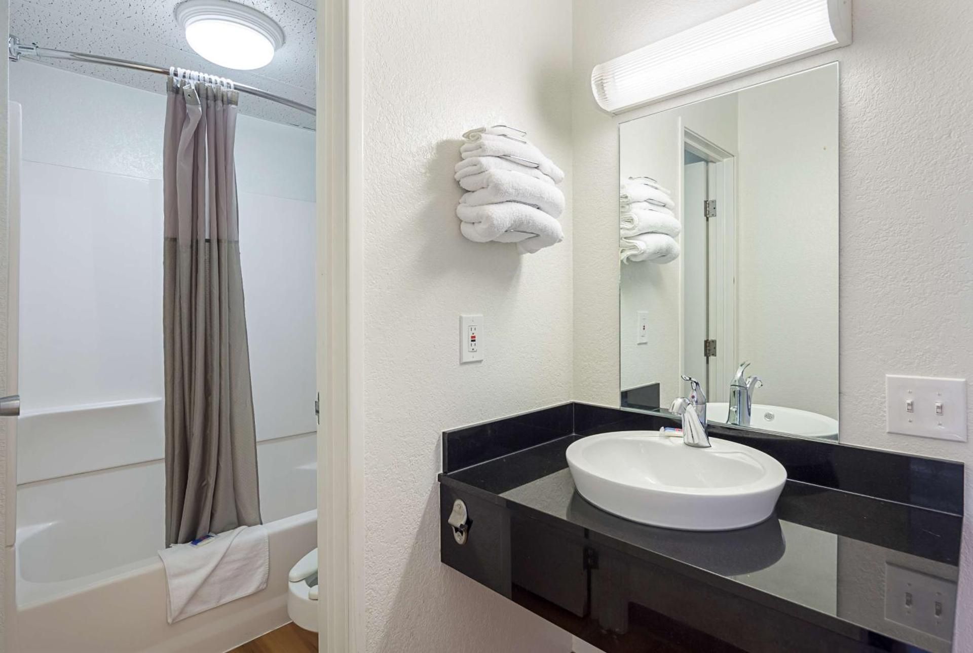 Motel 6 Spokane, WA - East Deluxe Quadruple Room 3