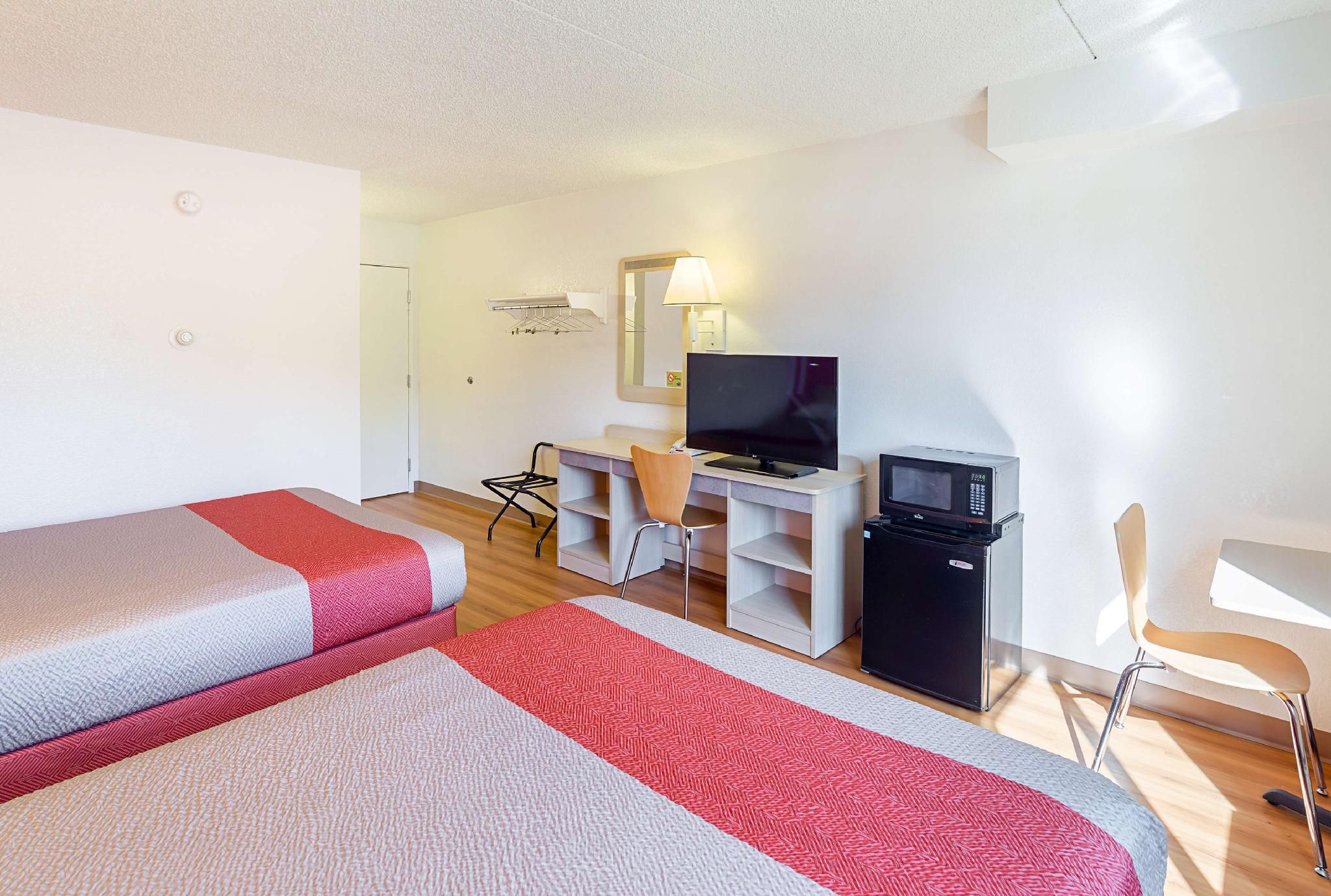 2 Queen Beds | Micfridge