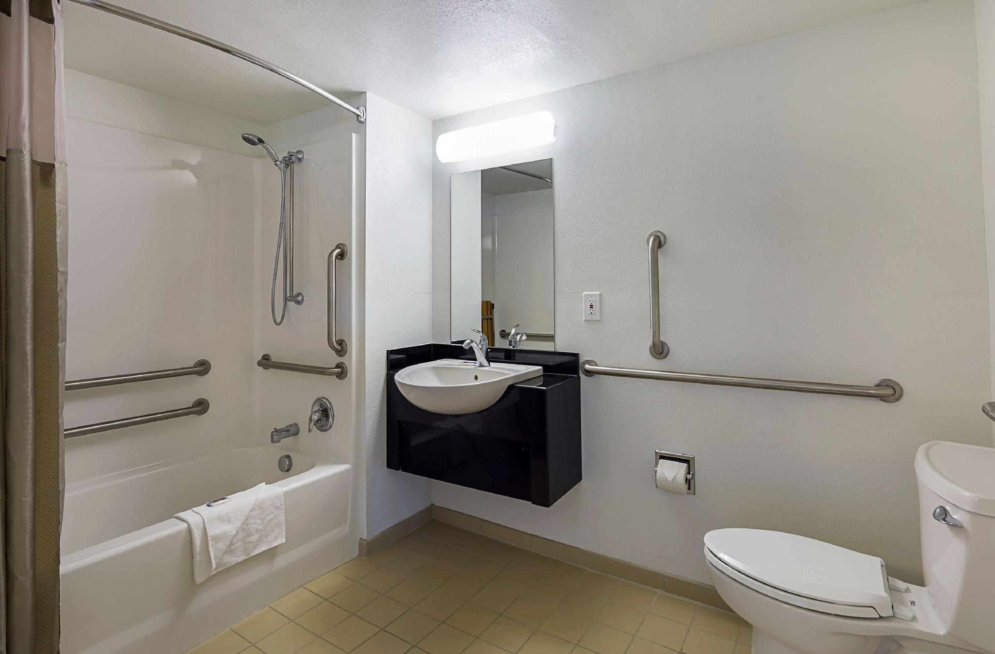 1 Queen Bed | ADA/Tub/Micfridge