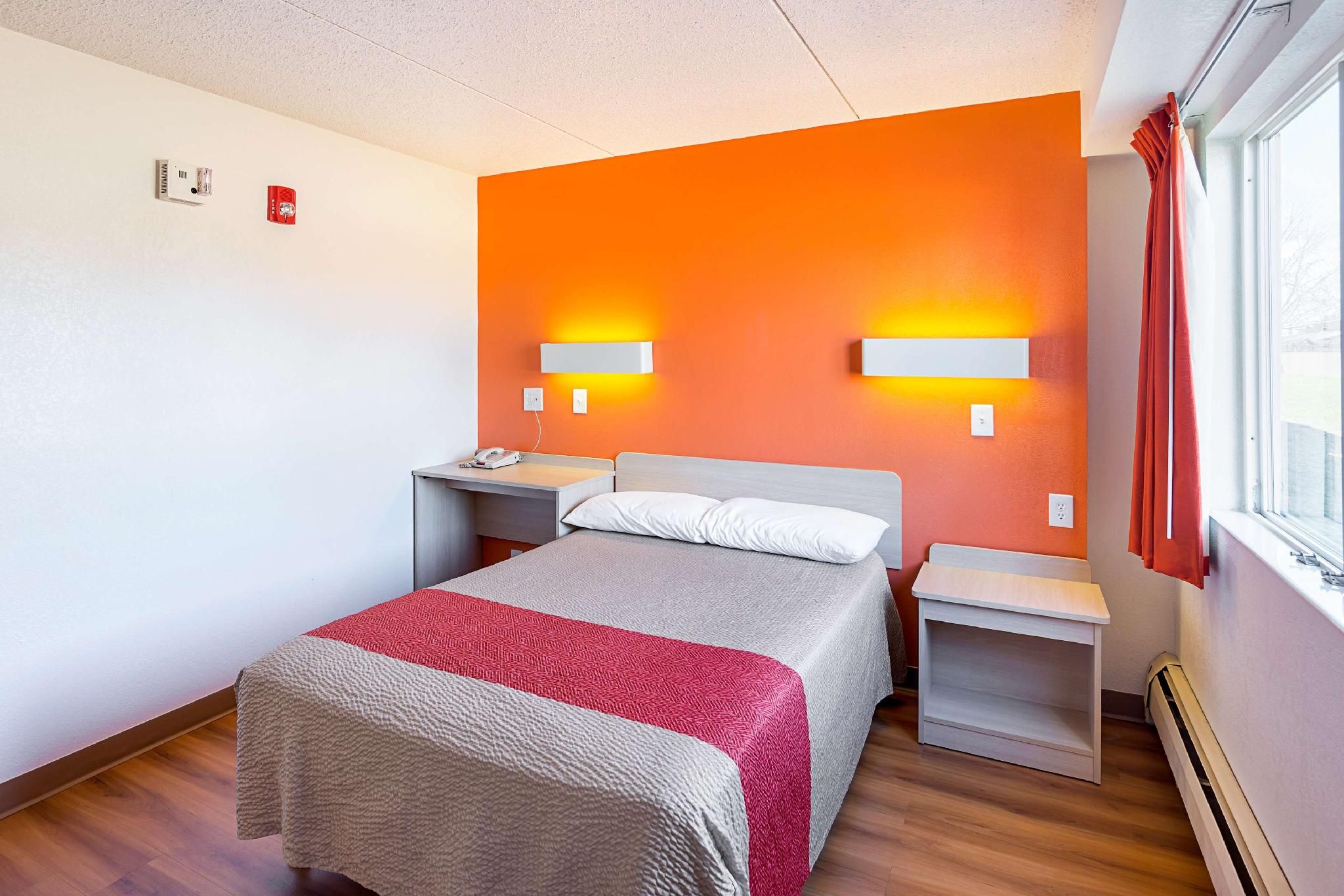 Motel 6 Spokane, WA - East 1 King Bed | 2