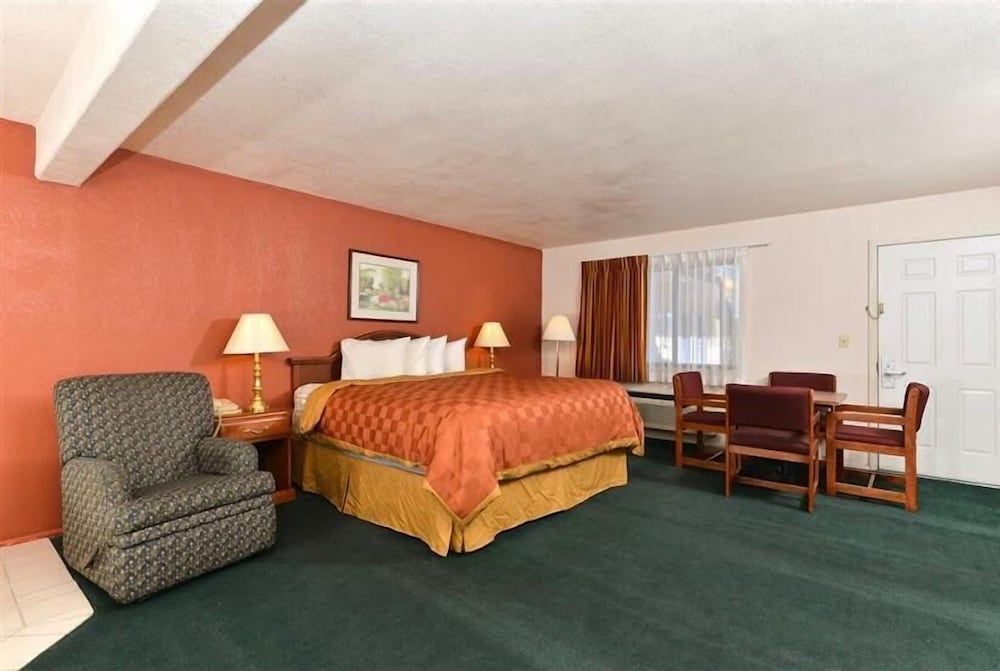 Standard Room, 1 King Bed, Non Smoking, Jetted Tub
