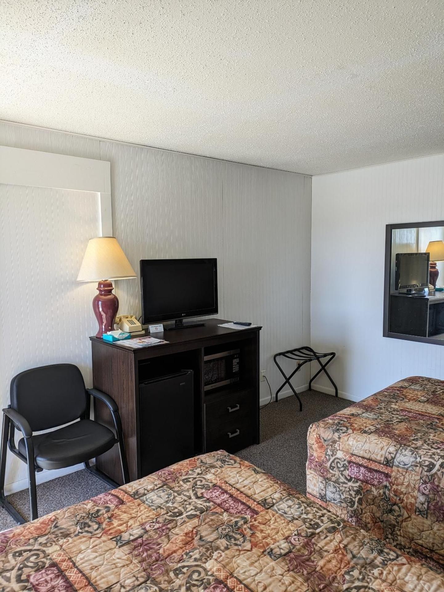 Paradise Falls Motel Queen Room 3