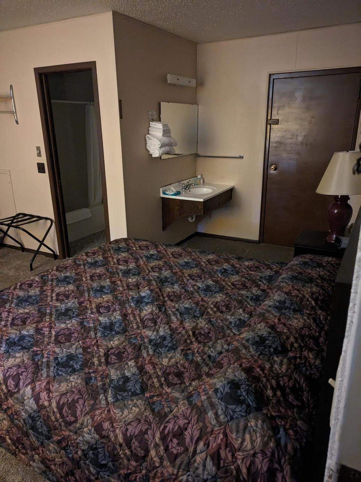 Paradise Falls Motel Standard Quadruple Room 3