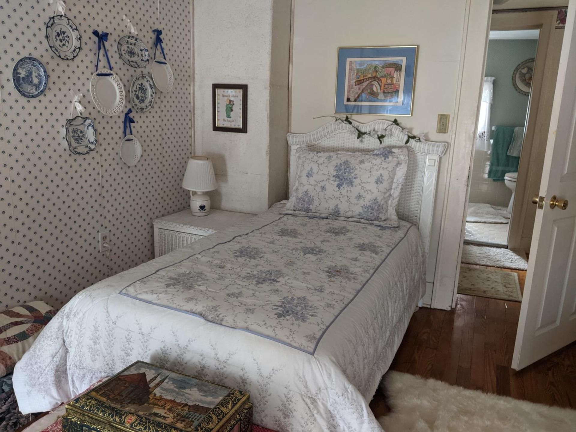 Twin Room with Shared Bathroom