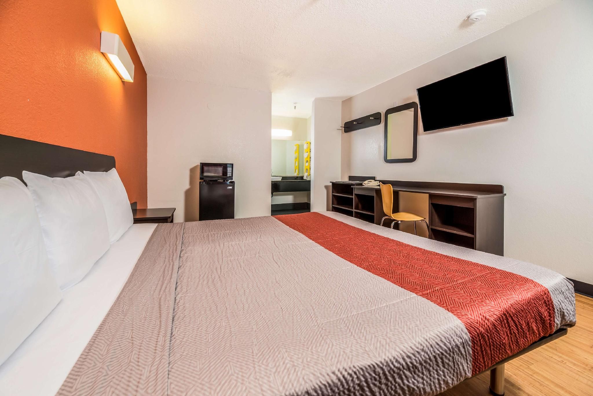 1 King Bed | Non-Smoking