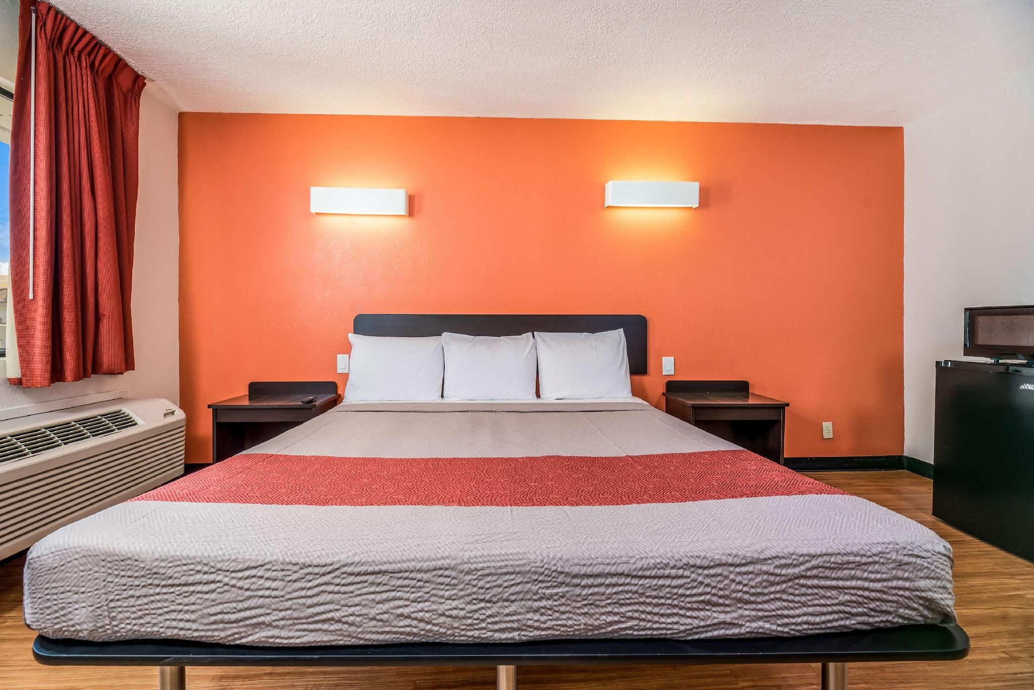 1 King Bed | Non-Smoking